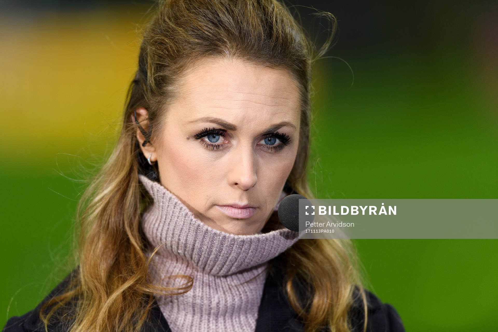 Karin Frick i Eurosports Studio innan fotbollsmatchen i
