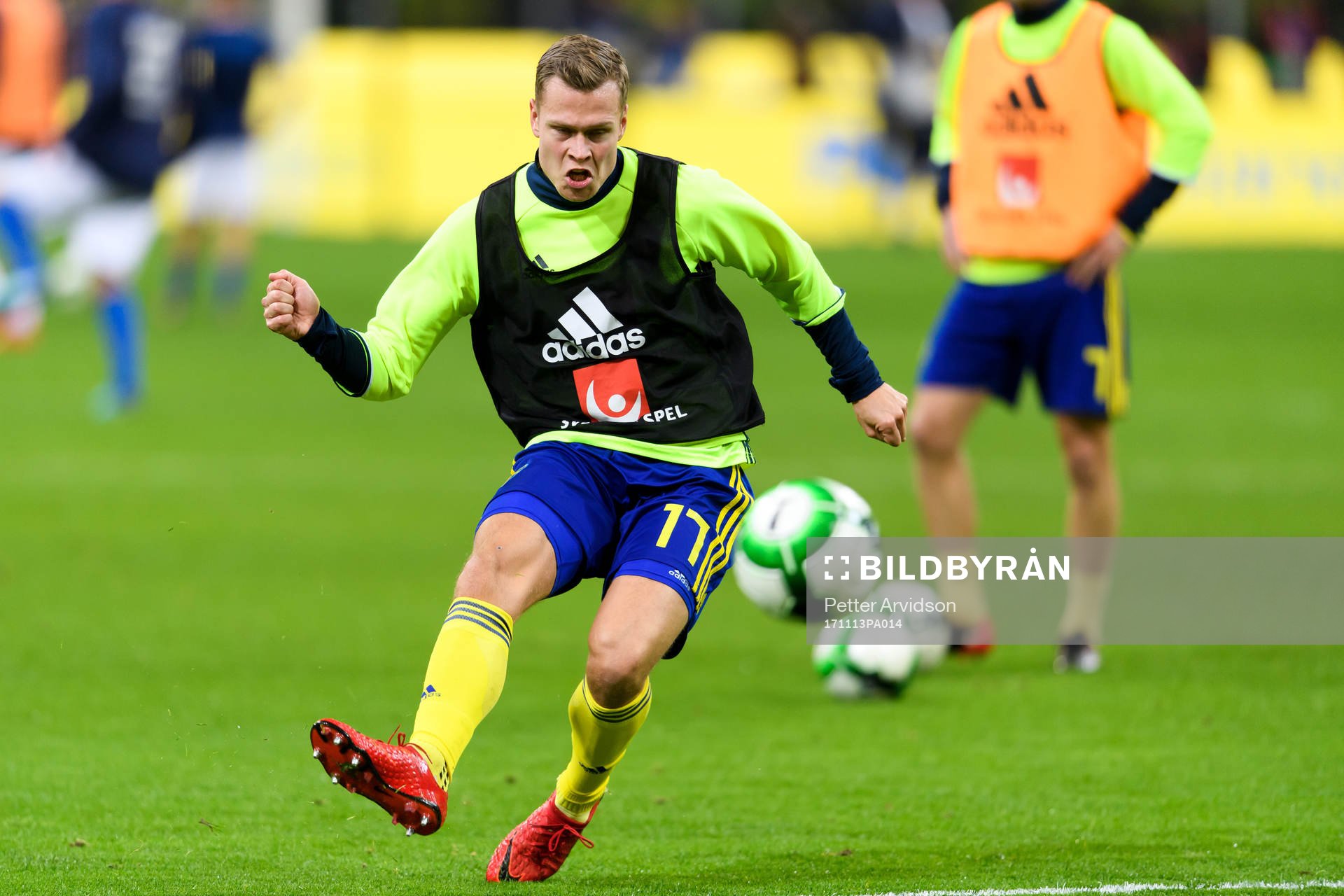 Sveriges Viktor Claesson värmer upp innan fotbollsmatchen