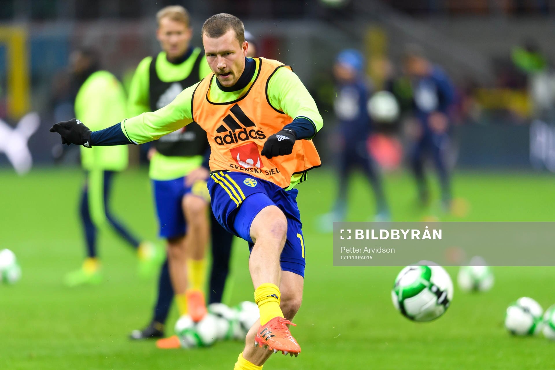 Sveriges Jakob Johansson värme upp innan fotbollsmatchen i