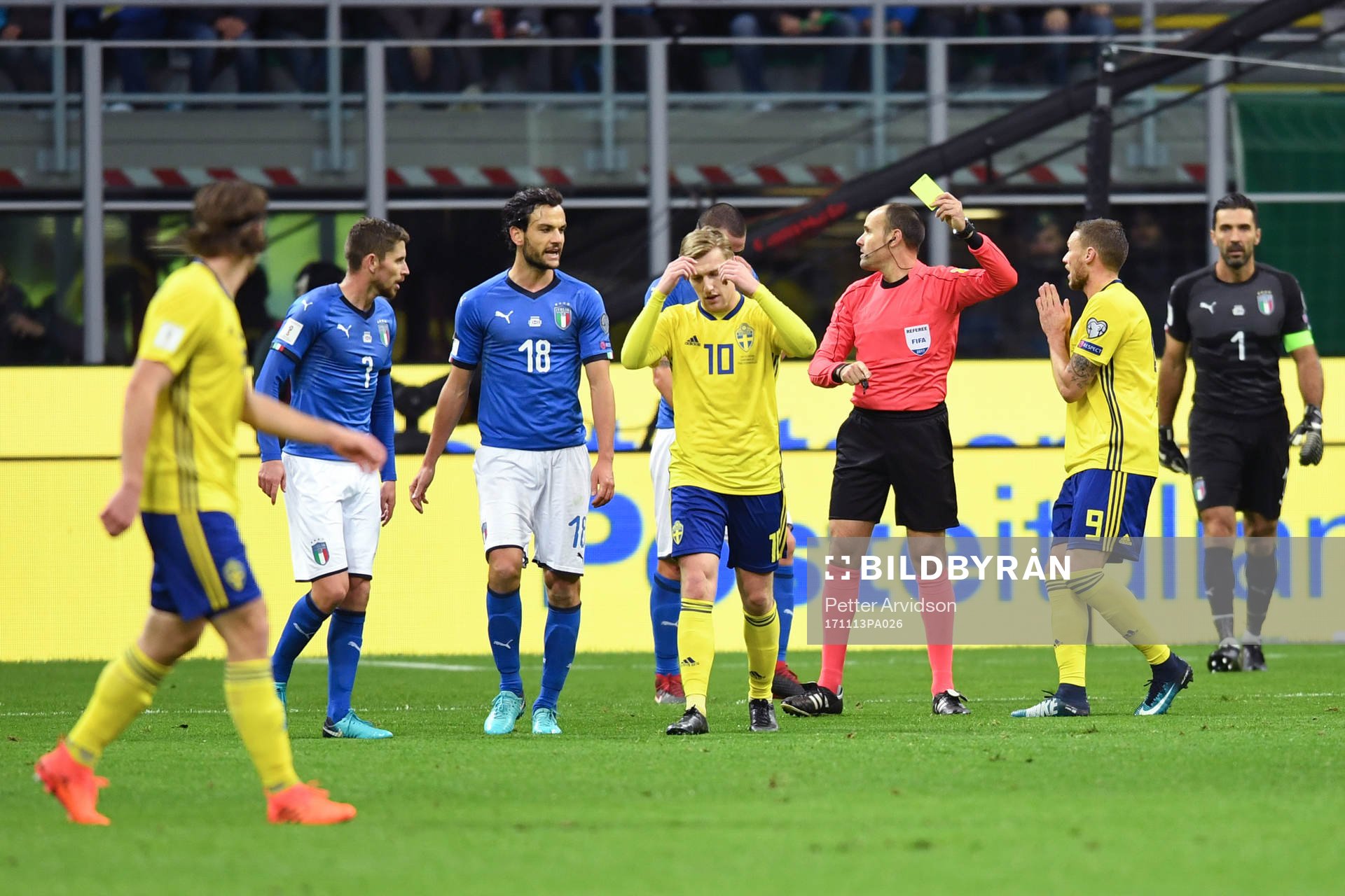 Sveriges Emil Forsberg får gult kort