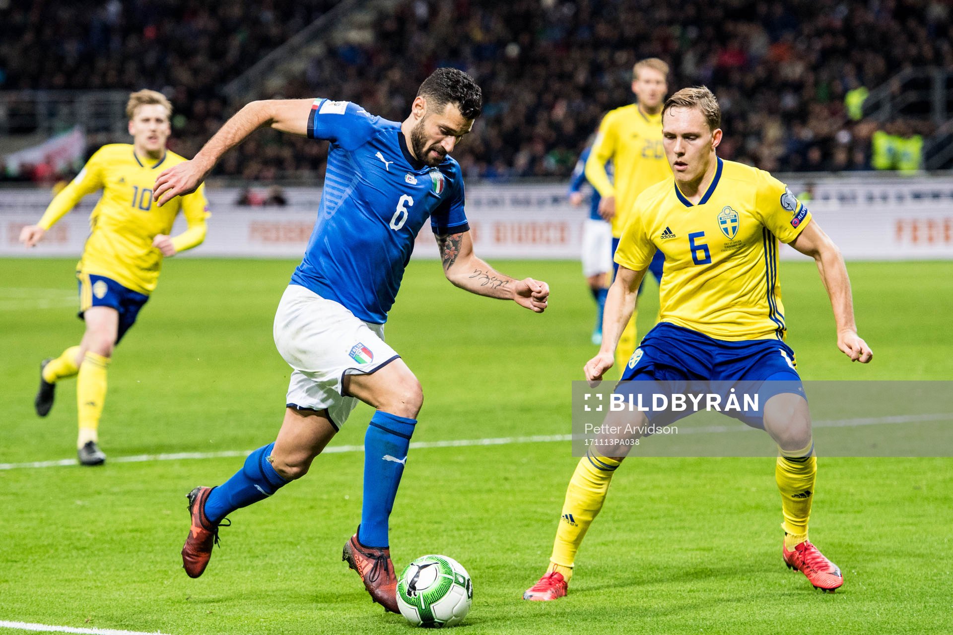 Italiens Antonio Candreva mot Sveriges Ludwig Augustinsson under fotbollsmatchen i VM-kvalets play-off mellan Italien och Sverige den 13 november 2017 i Milano.