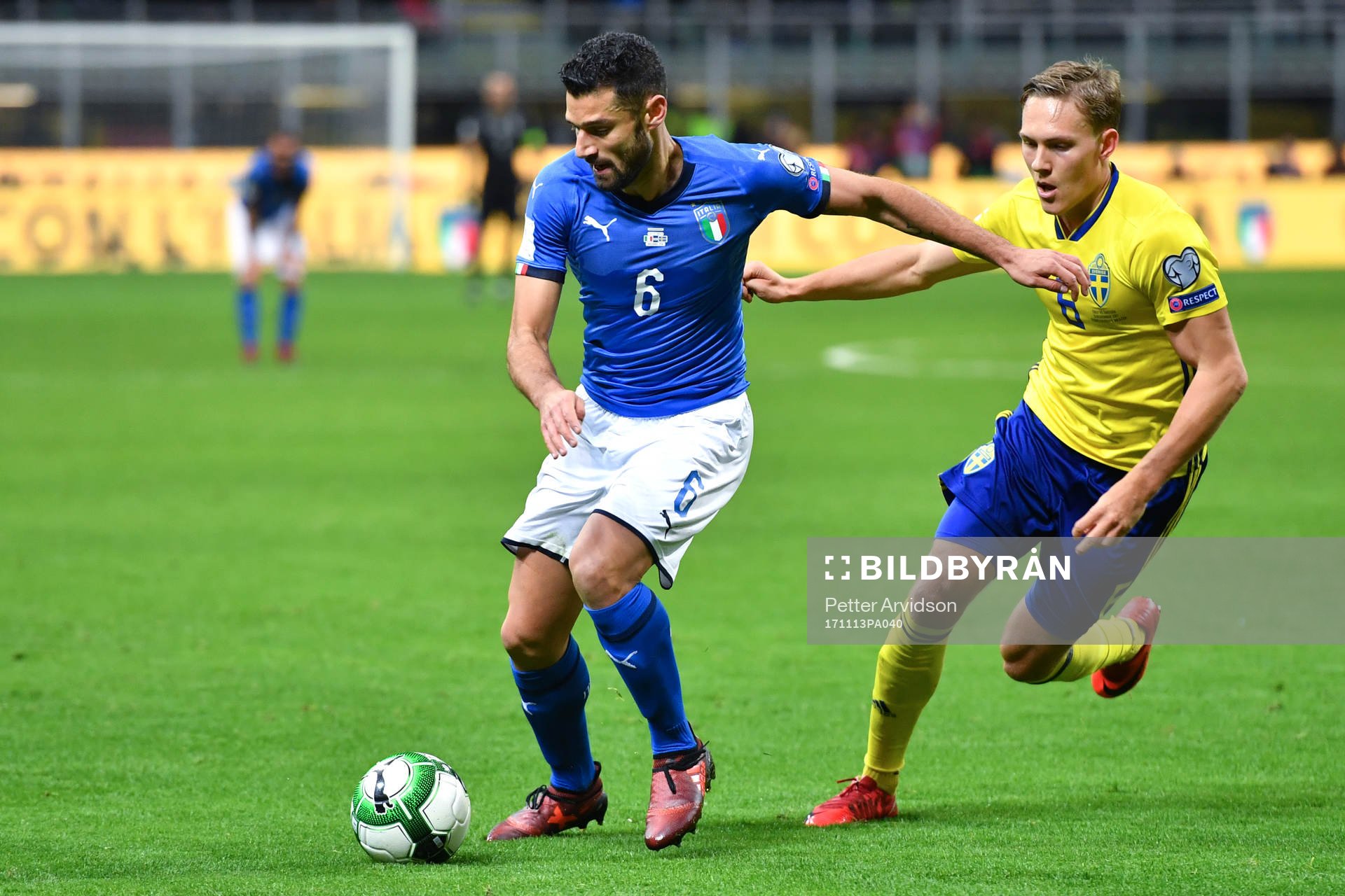 Italiens Antonio Candreva och Sveriges Ludwig Augustinsson under fotbollsmatchen i VM-kvalets play-off mellan Italien och Sverige den 13 november 2017 i Milano.