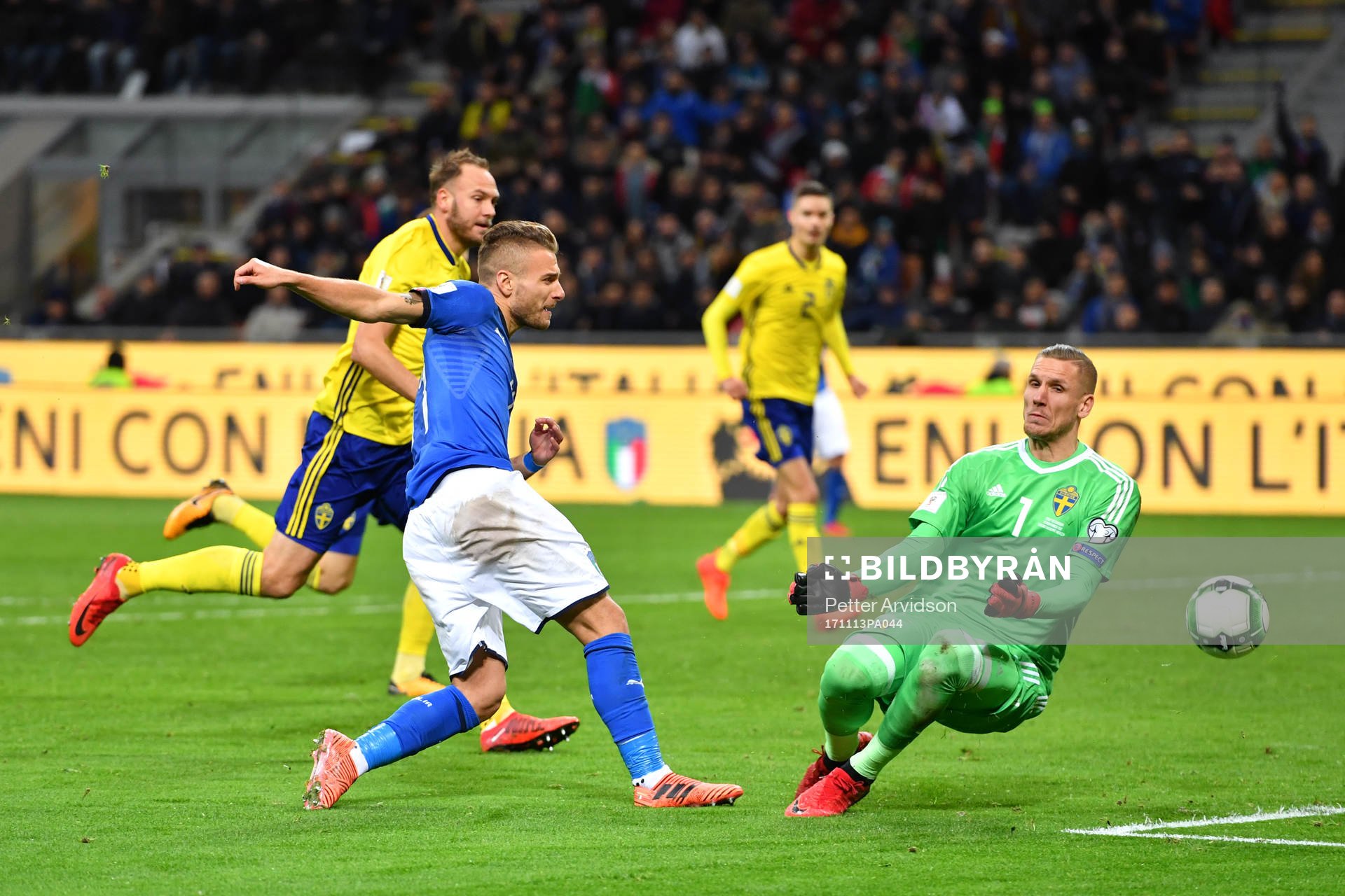 Italiens Ciro Immobile skjuter mot Sveriges målvakt Robin