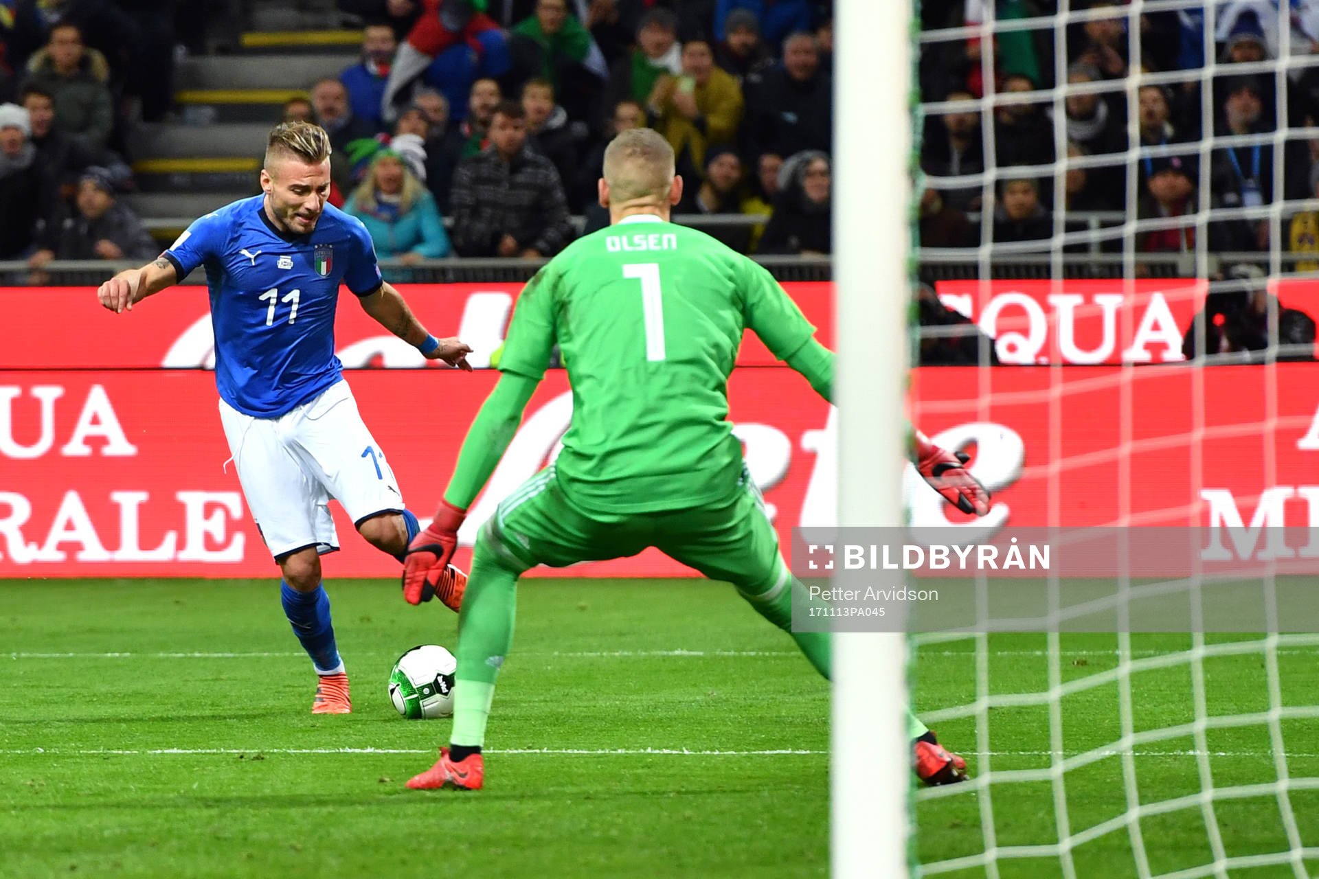 Italiens Ciro Immobile och Sveriges målvakt Robin Olsen