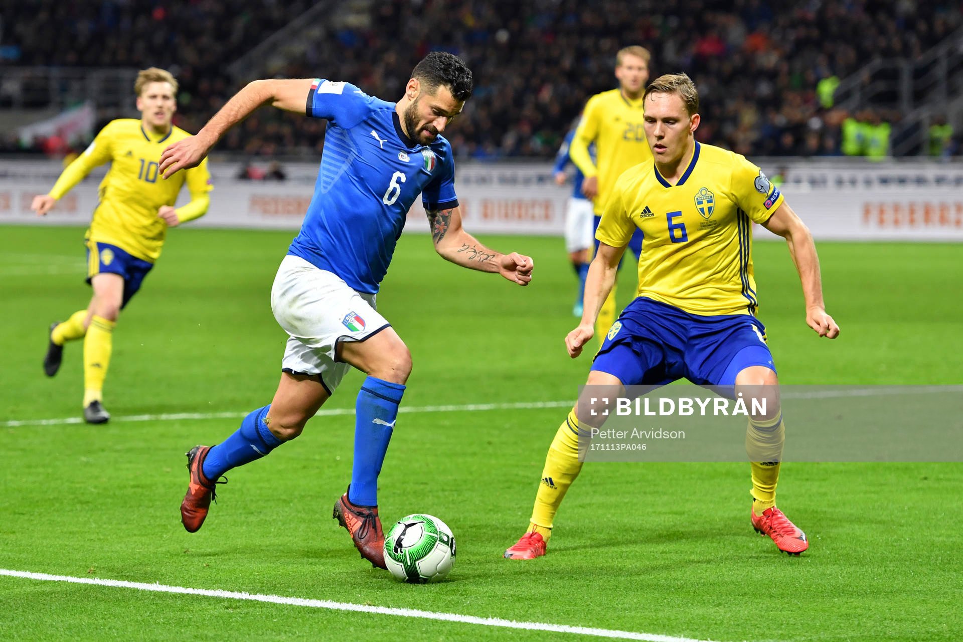 Italiens Antonio Candreva och Sveriges Ludwig Augustinsson under fotbollsmatchen i VM-kvalets play-off mellan Italien och Sverige den 13 november 2017 i Milano.