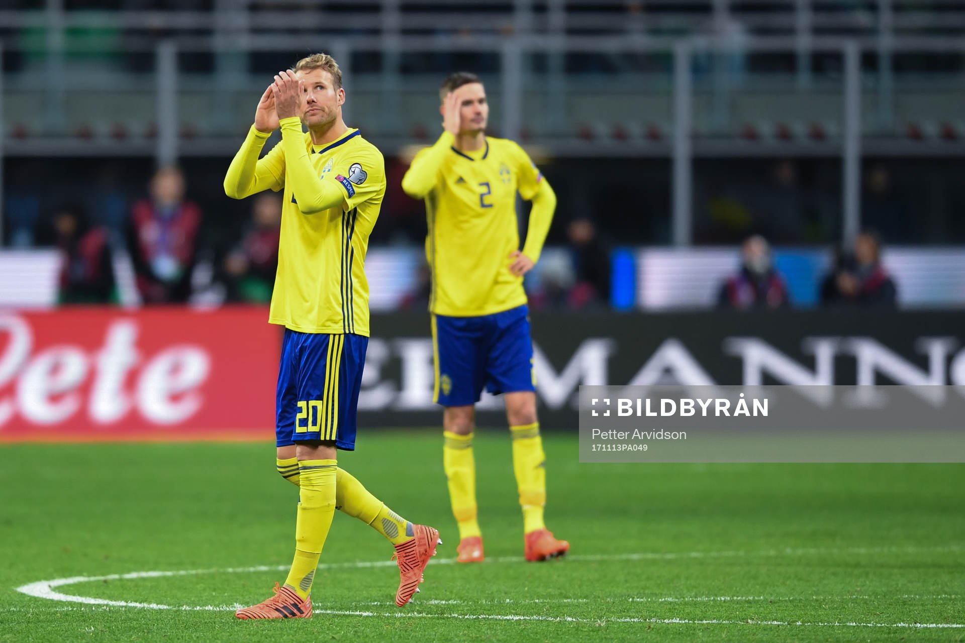 Sveriges Ola Toivonen tackar publiken när han blir utbytt