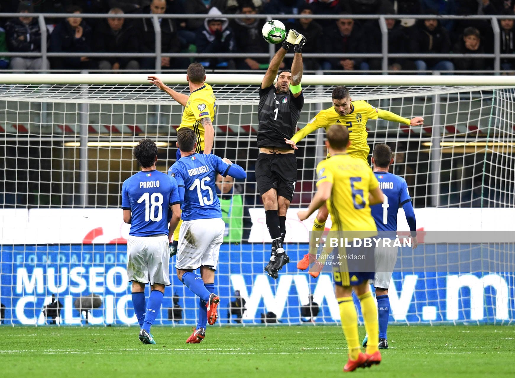 Italiens målvakt Gianluigi Buffon boxar undan en boll
