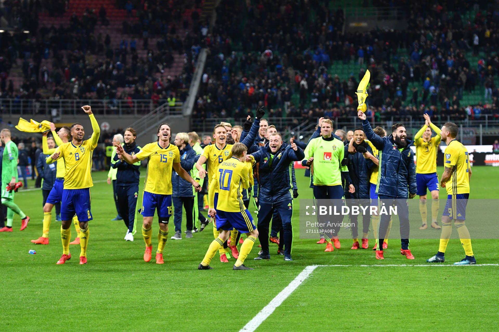 De svenska spelarna jublar efter fotbollsmatchen i VM-kvalets play-off mellan Italien och Sverige den 13 november 2017 i Milano.