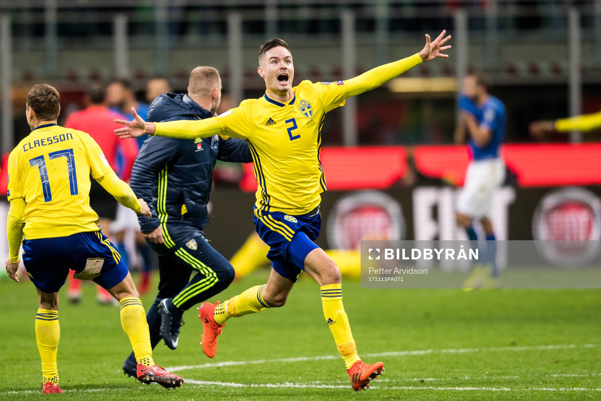 Sveriges Mikael Lustig jublar efter att VM-platsen är säkrad efter fotbollsmatchen i VM-kvalets play-off mellan Italien och Sverige den 13 november 2017 i Milano.