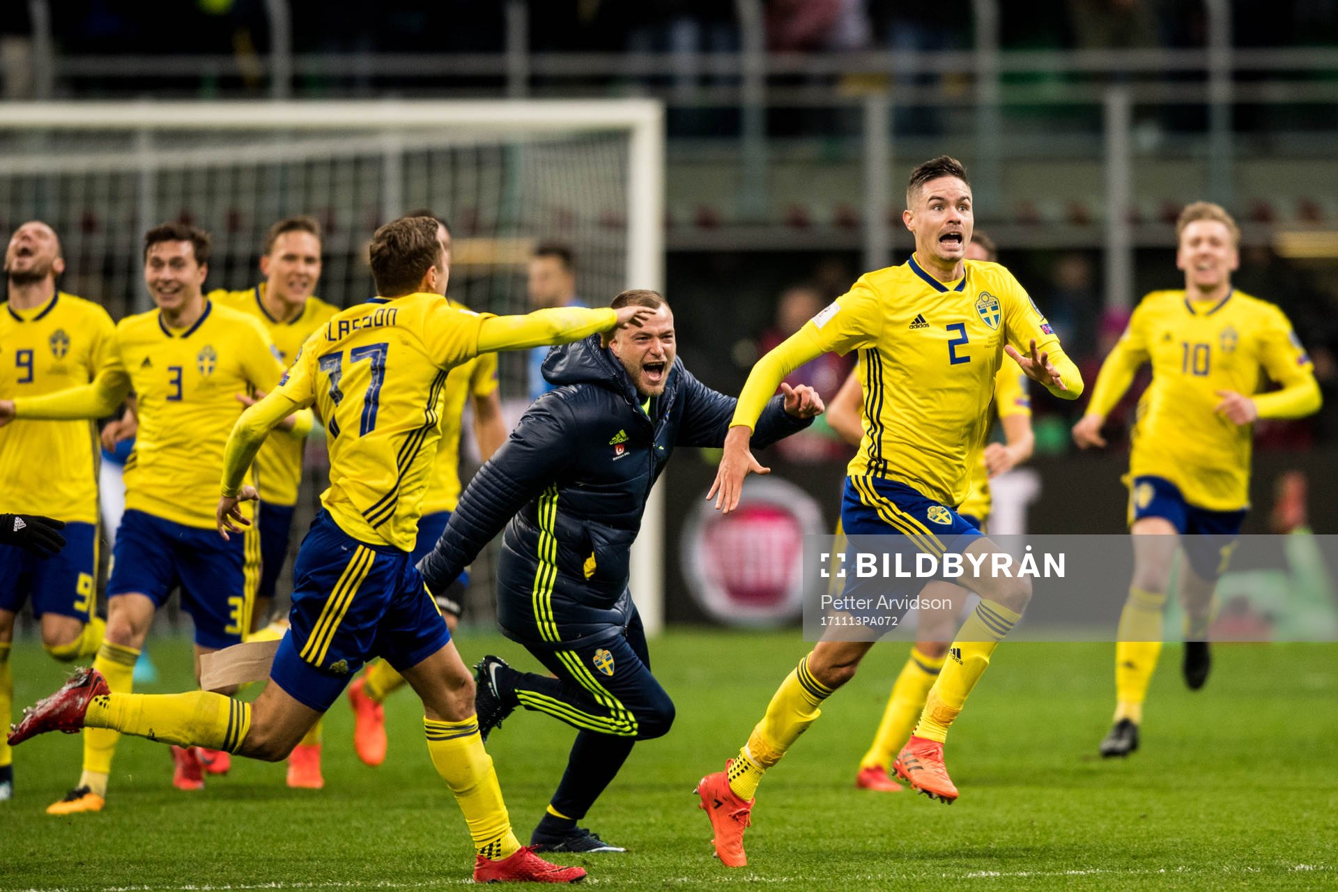 Sveriges John Guidetti och Mikael Lustig jublar