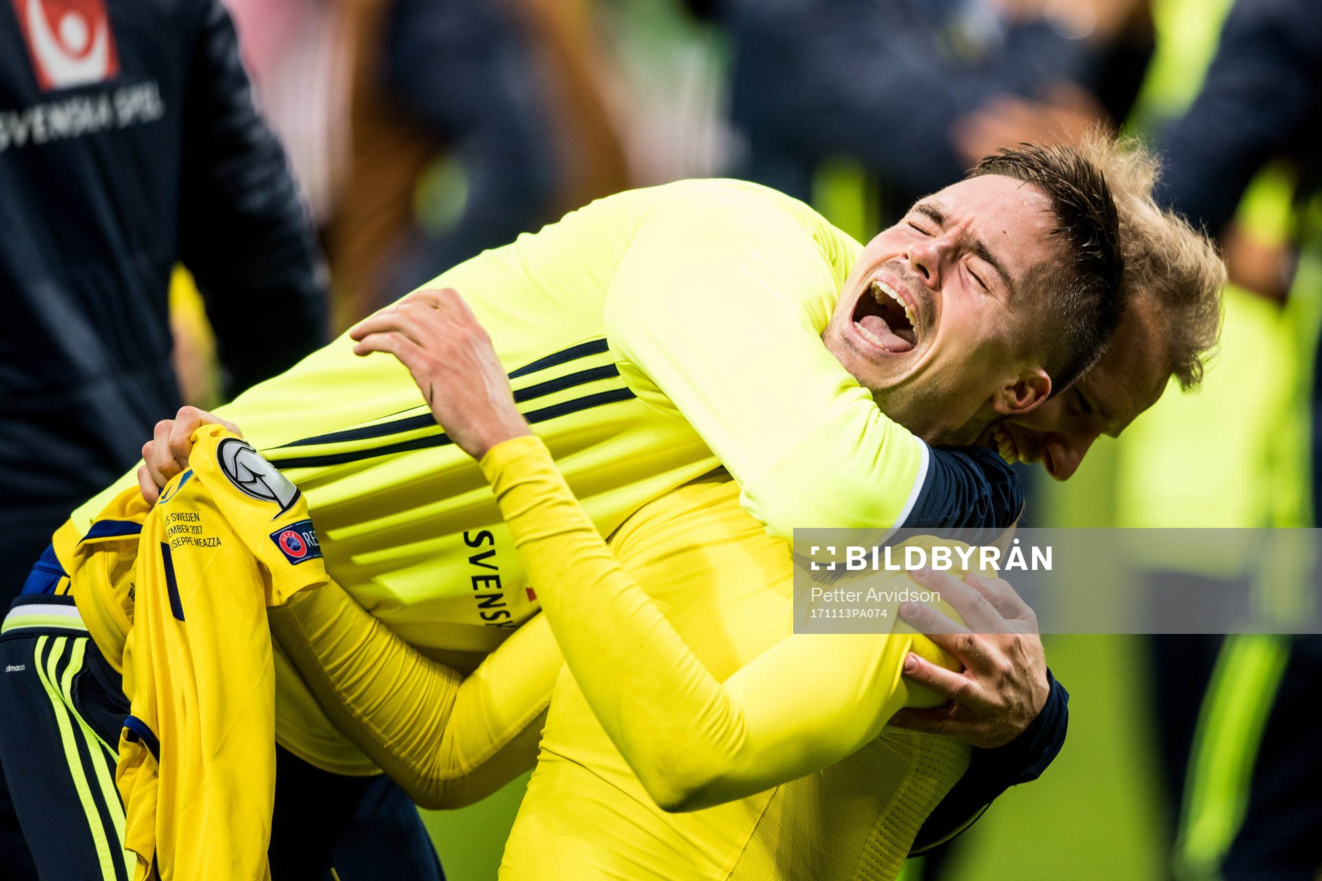 Sveriges Mikael Lustig jublar efter att VM-platsen är säkrad efter fotbollsmatchen i VM-kvalets play-off mellan Italien och Sverige den 13 november 2017 i Milano.