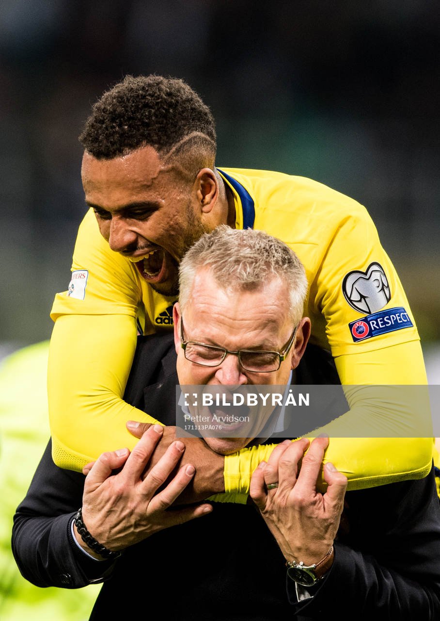 Sveriges Isaac Kiese Thelin jublar med förbundskapten