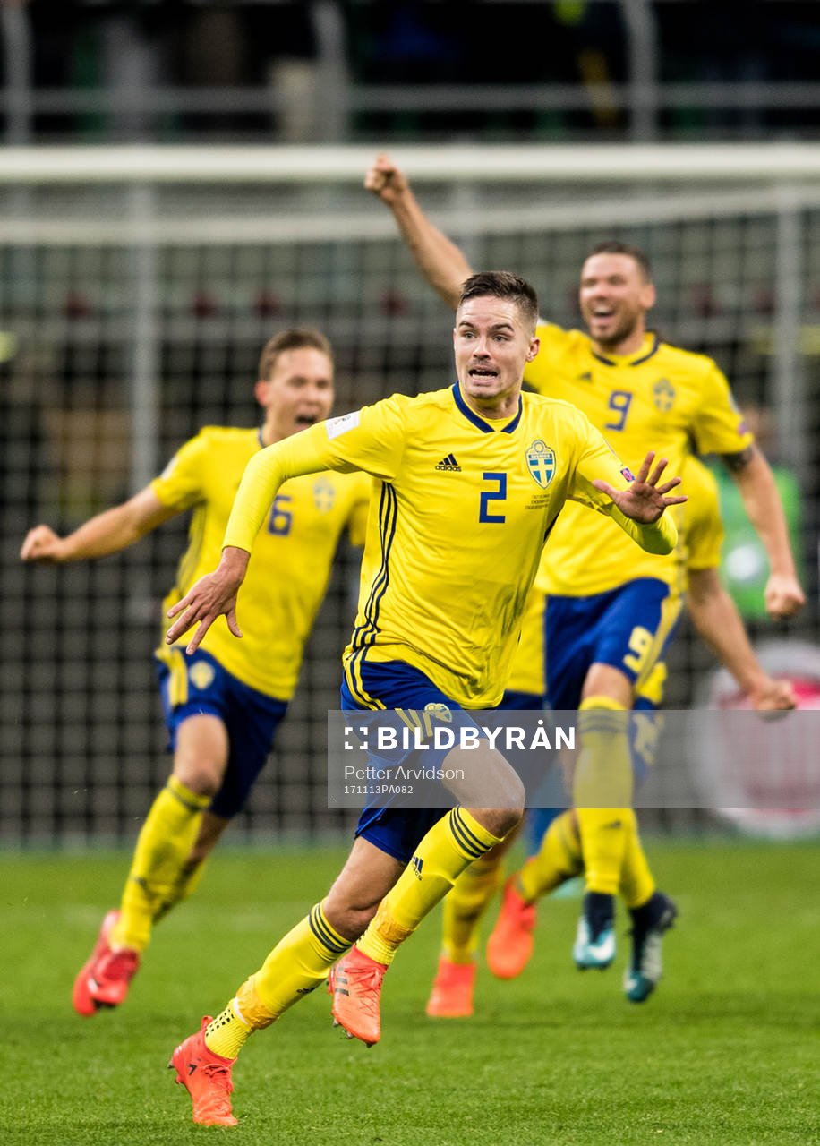 Sveriges Mikael Lustig jublar efter att VM-platsen är säkrad efter fotbollsmatchen i VM-kvalets play-off mellan Italien och Sverige den 13 november 2017 i Milano.