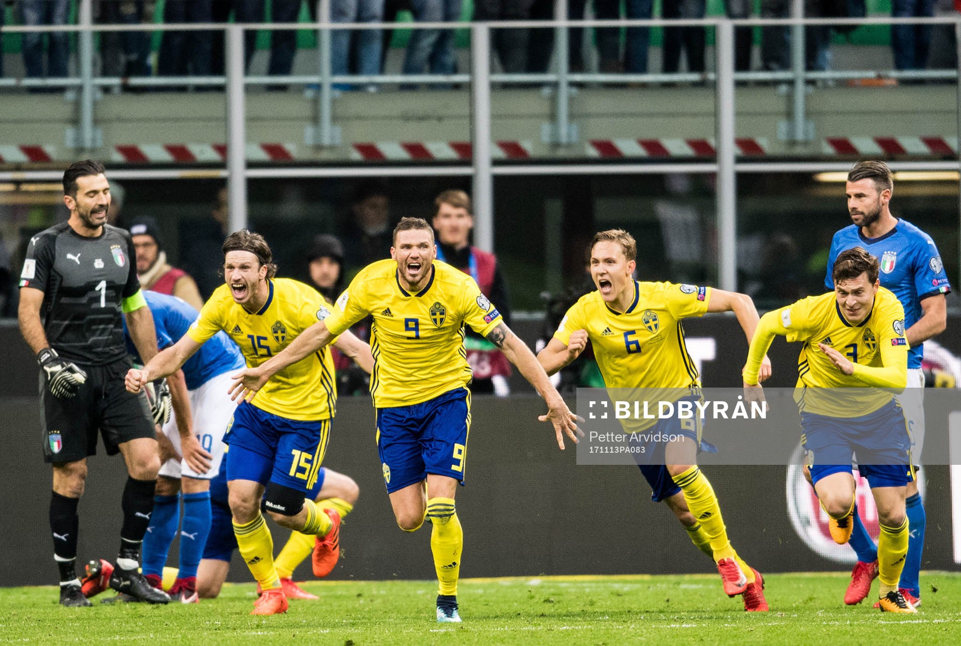 Sveriges Gustav Svenssonm, Marcus Berg, Ludwig Augustinsson och Victor Nilsson Lindelöf jublar efter att VM-platsen är säkrad efter fotbollsmatchen i VM-kvalets play-off mellan Italien och Sverige den 13 november 2017 i Milano.