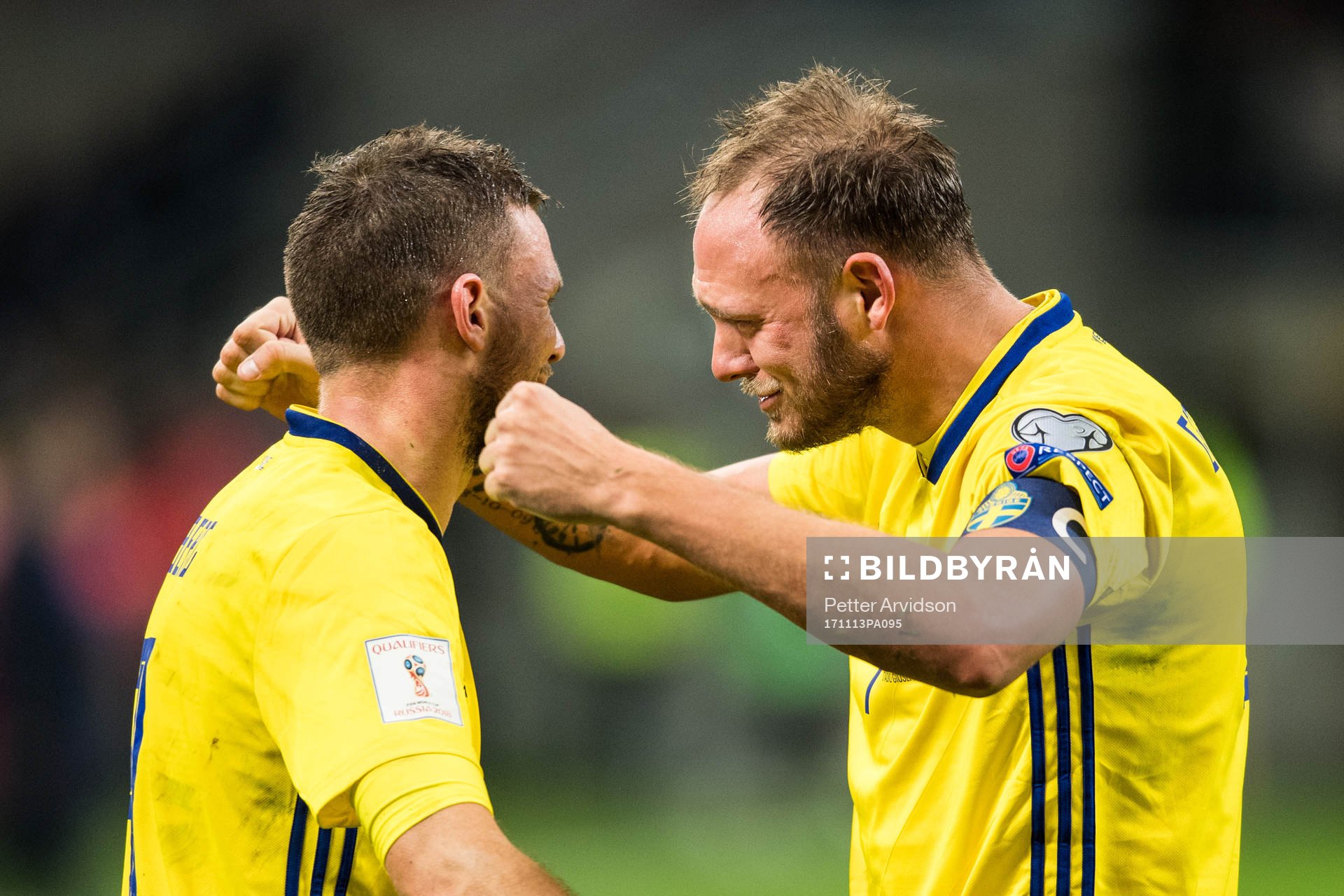 Sveriges Andreas Granqvist och Marcus Berg jublar efter att VM-platsen är säkrad efter fotbollsmatchen i VM-kvalets play-off mellan Italien och Sverige den 13 november 2017 i Milano.
