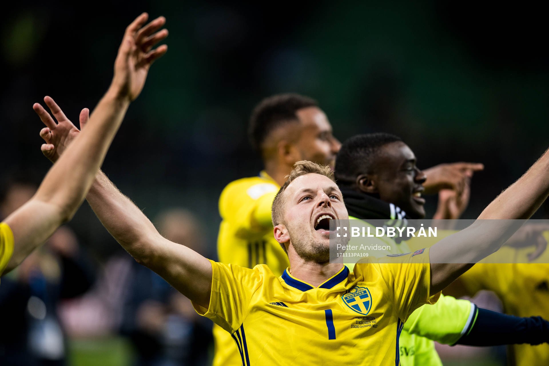 Sveriges Sebastian Larsson jublar efter att VM-platsen är säkrad efter fotbollsmatchen i VM-kvalets play-off mellan Italien och Sverige den 13 november 2017 i Milano.