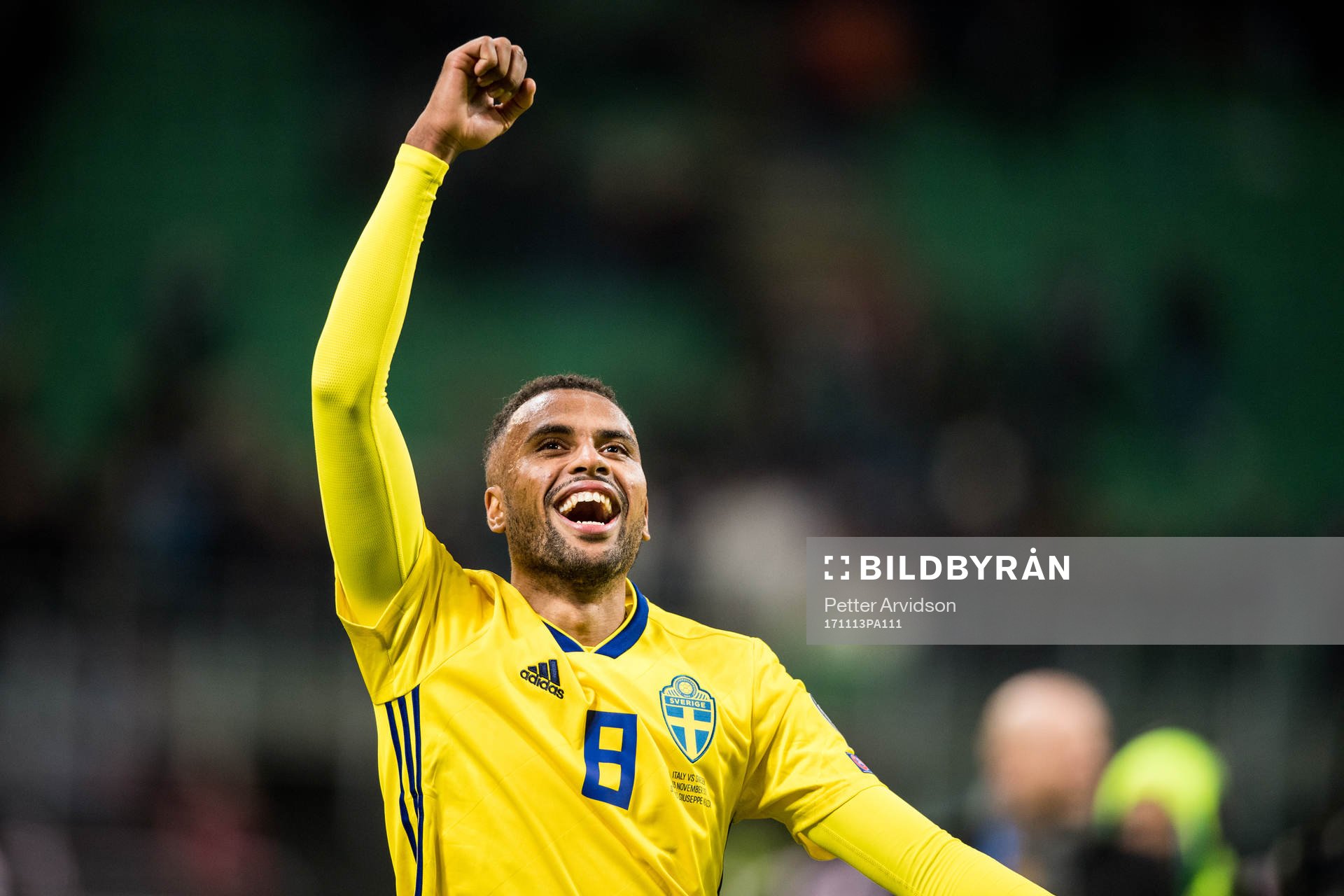 Sveriges Isaac Kiese Thelin jublar efter att VM-platsen är säkrad efter fotbollsmatchen i VM-kvalets play-off mellan Italien och Sverige den 13 november 2017 i Milano.