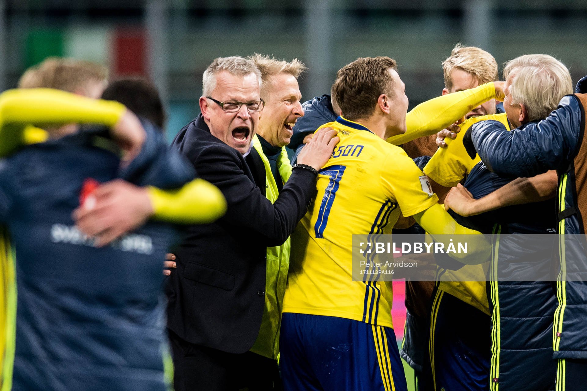 Sveriges förbundskapten Janne Andersson (tv) jublar med