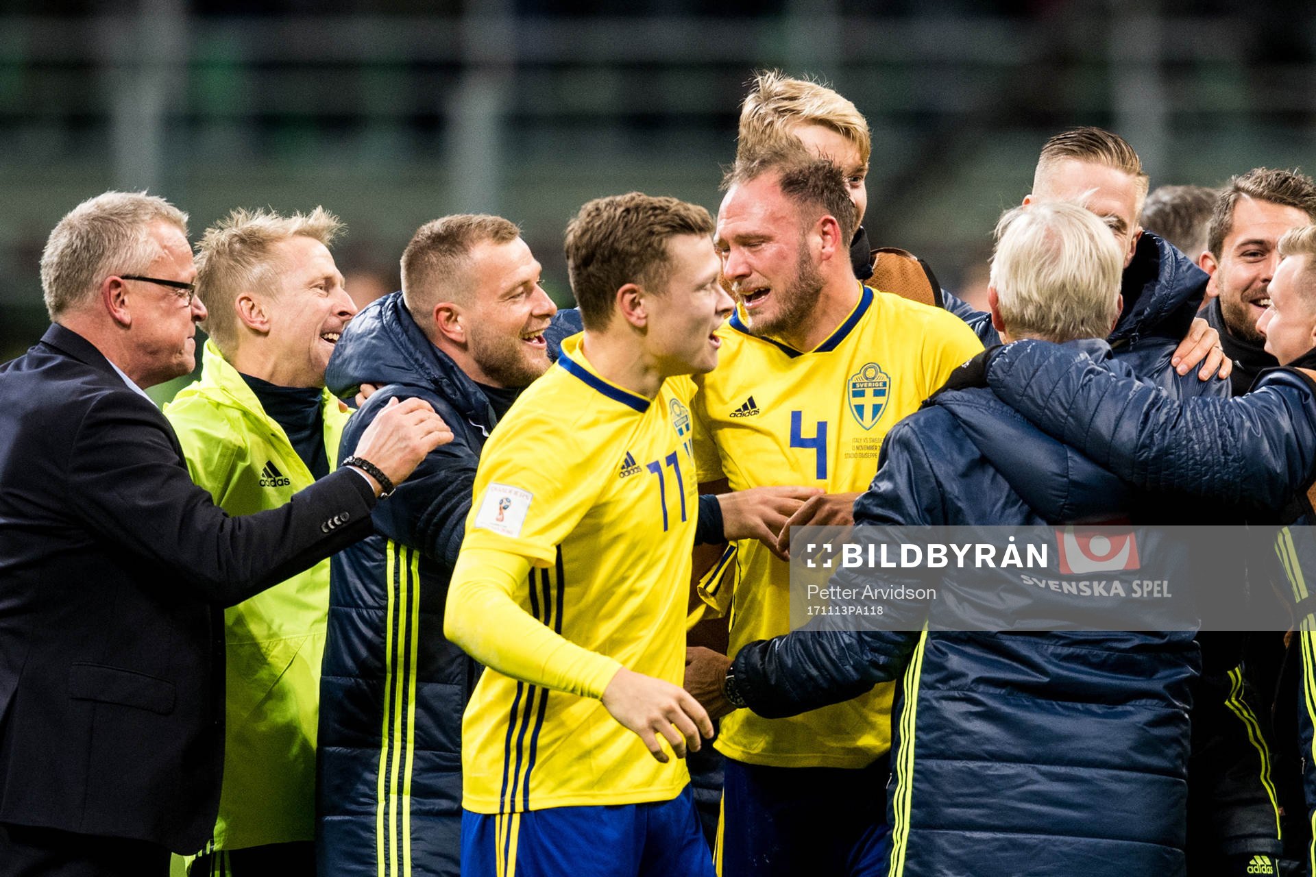 Sveriges Andreas Granqvist (m) jublar med laget efter att VM-platsen är säkrad efter fotbollsmatchen i VM-kvalets play-off mellan Italien och Sverige den 13 november 2017 i Milano.