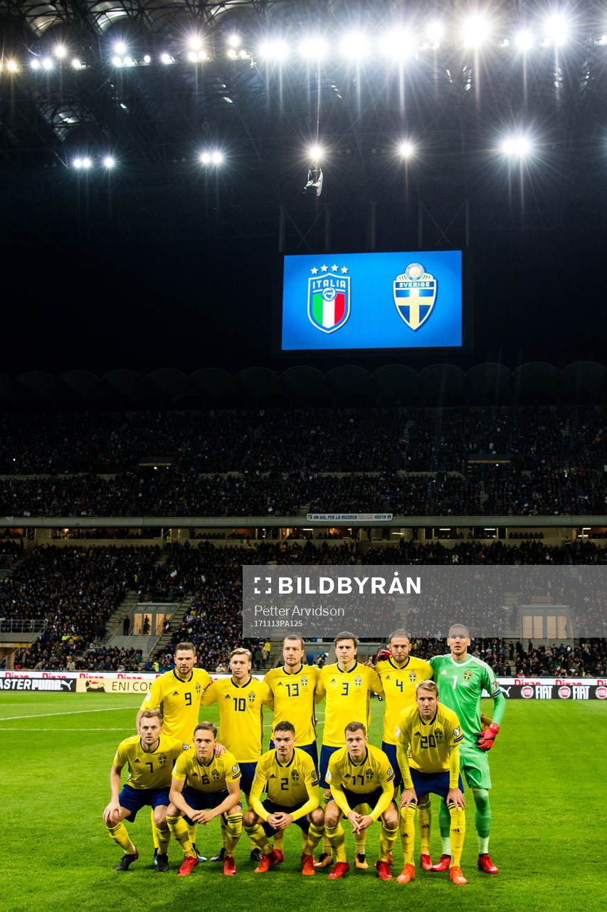 Sveriges startelva ställer upp för en lagbild, övre