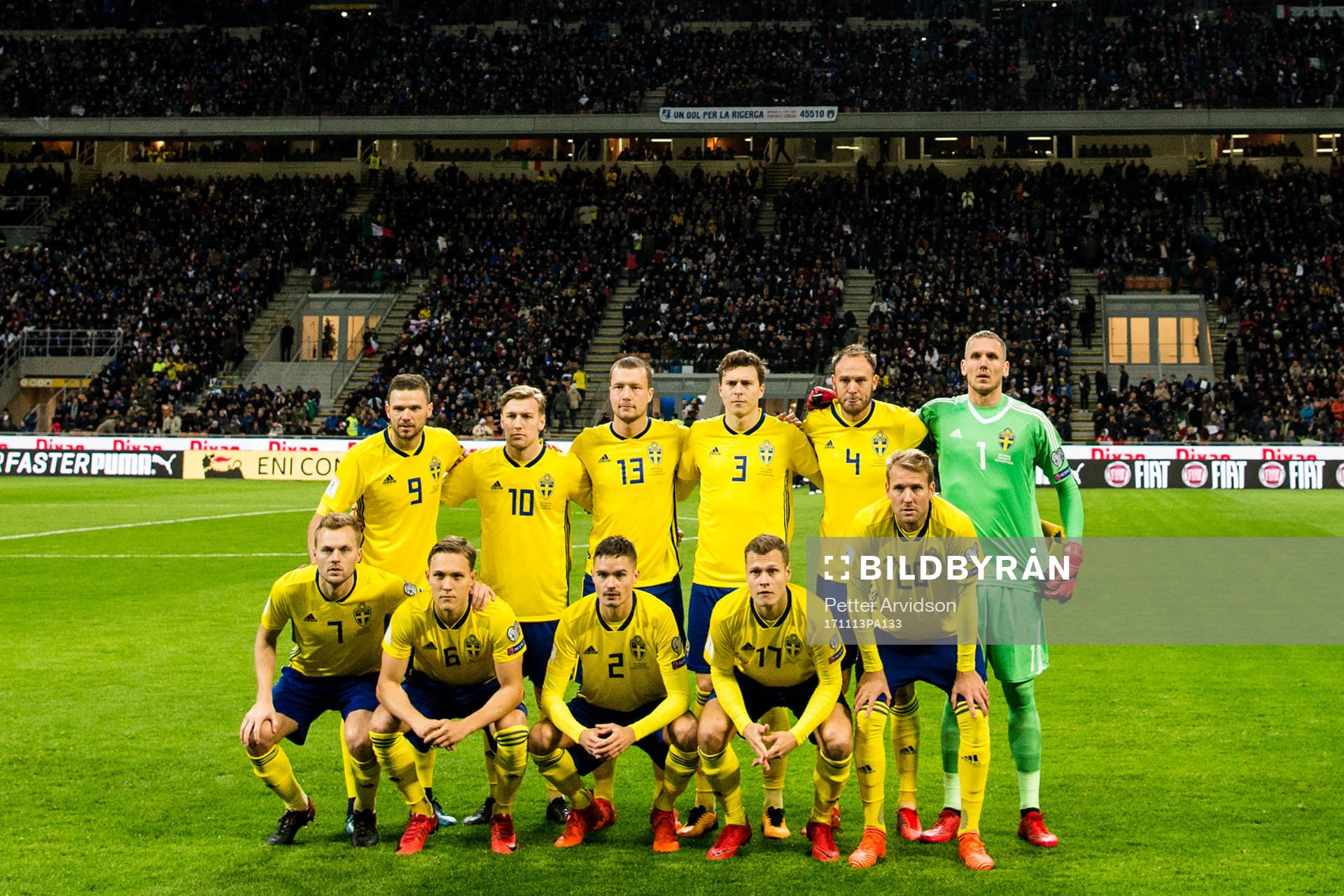 Sveriges startelva ställer upp för en lagbild, övre raden från vänster, Marcus Berg, Emil Forsberg, Jakob Johansson, Victor Nilsson Lindelöf, Andreas Granqvist och målvakt Robin Olsen. Nedre raden från vänster, Sebastian Larsson, Ludwig Augustinsson, Mikael Lustig, Viktor Claesson och Ola Toivonen inför fotbollsmatchen i VM-kvalets play-off mellan Italien och Sverige den 13 november 2017 i Milano.