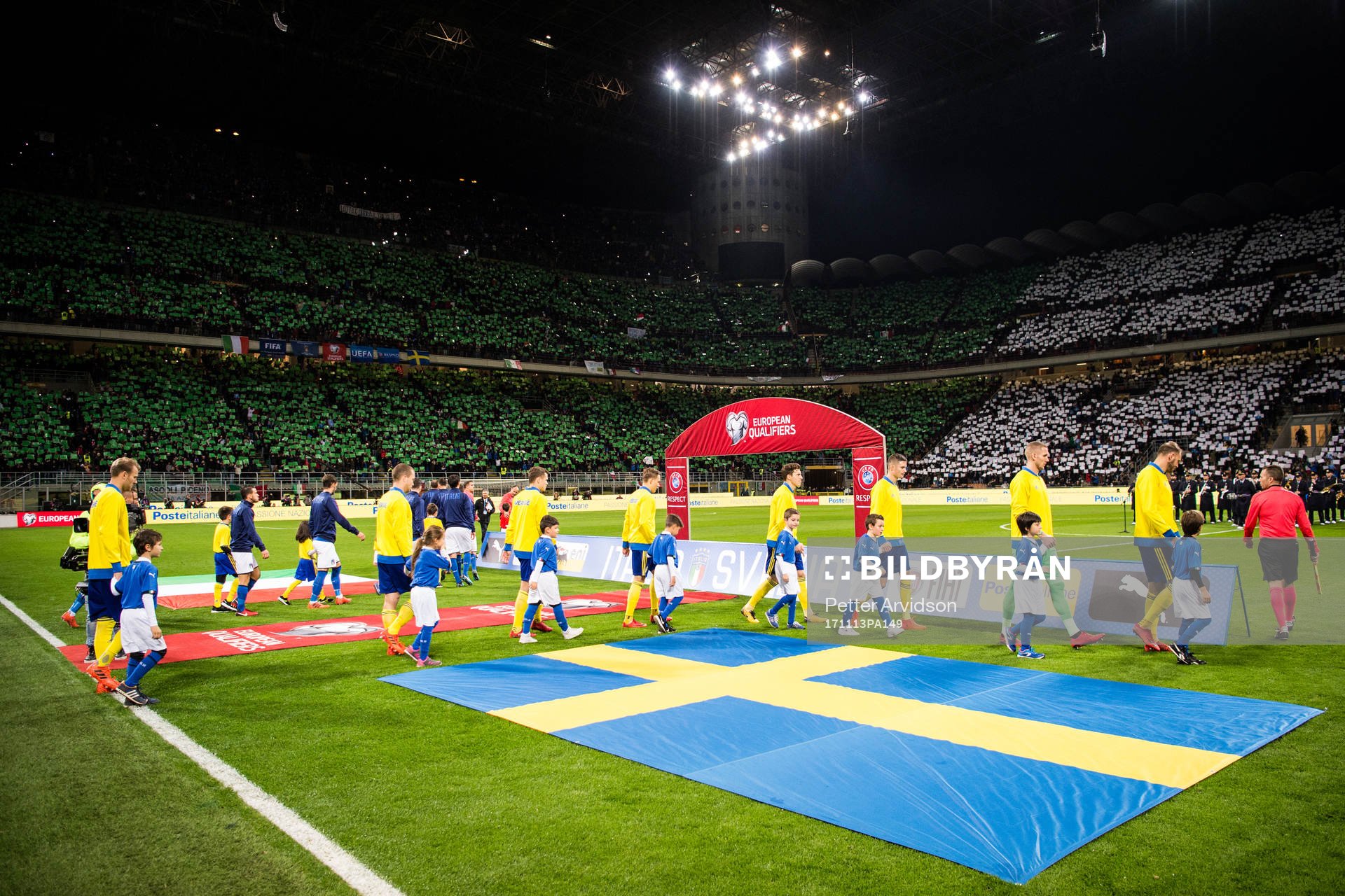 Sveriges spelare gör entré på Stadio Guiseppe Meazza,