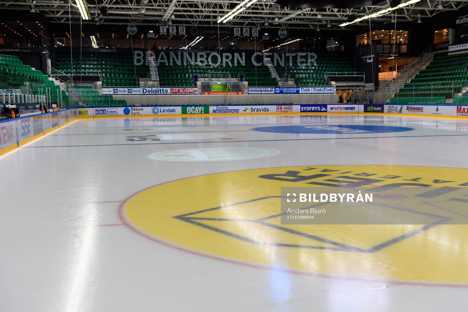 Vy över isen i Lindab Arena