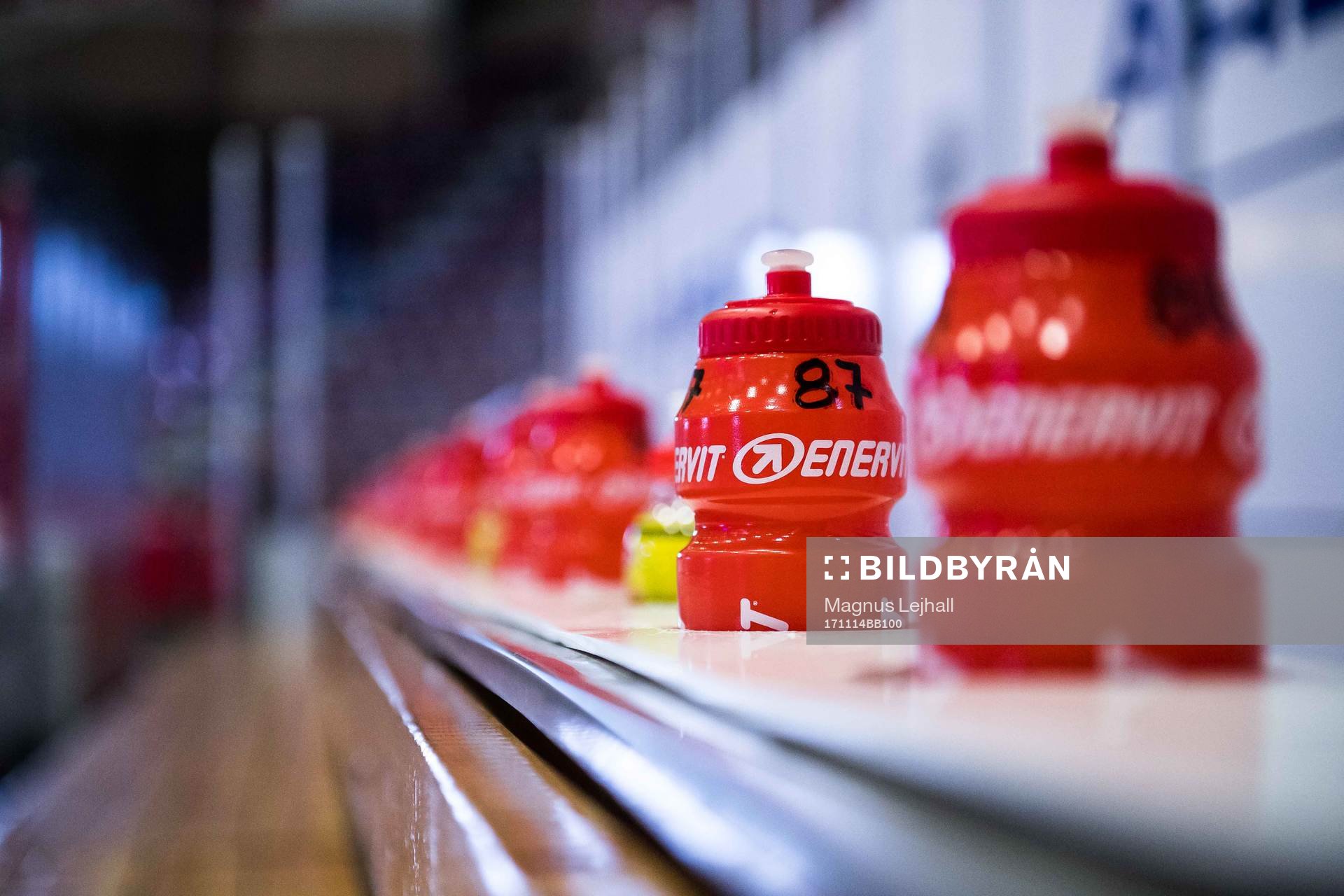 sportdryck i båset innan ishockeymatchen i SHL mellan