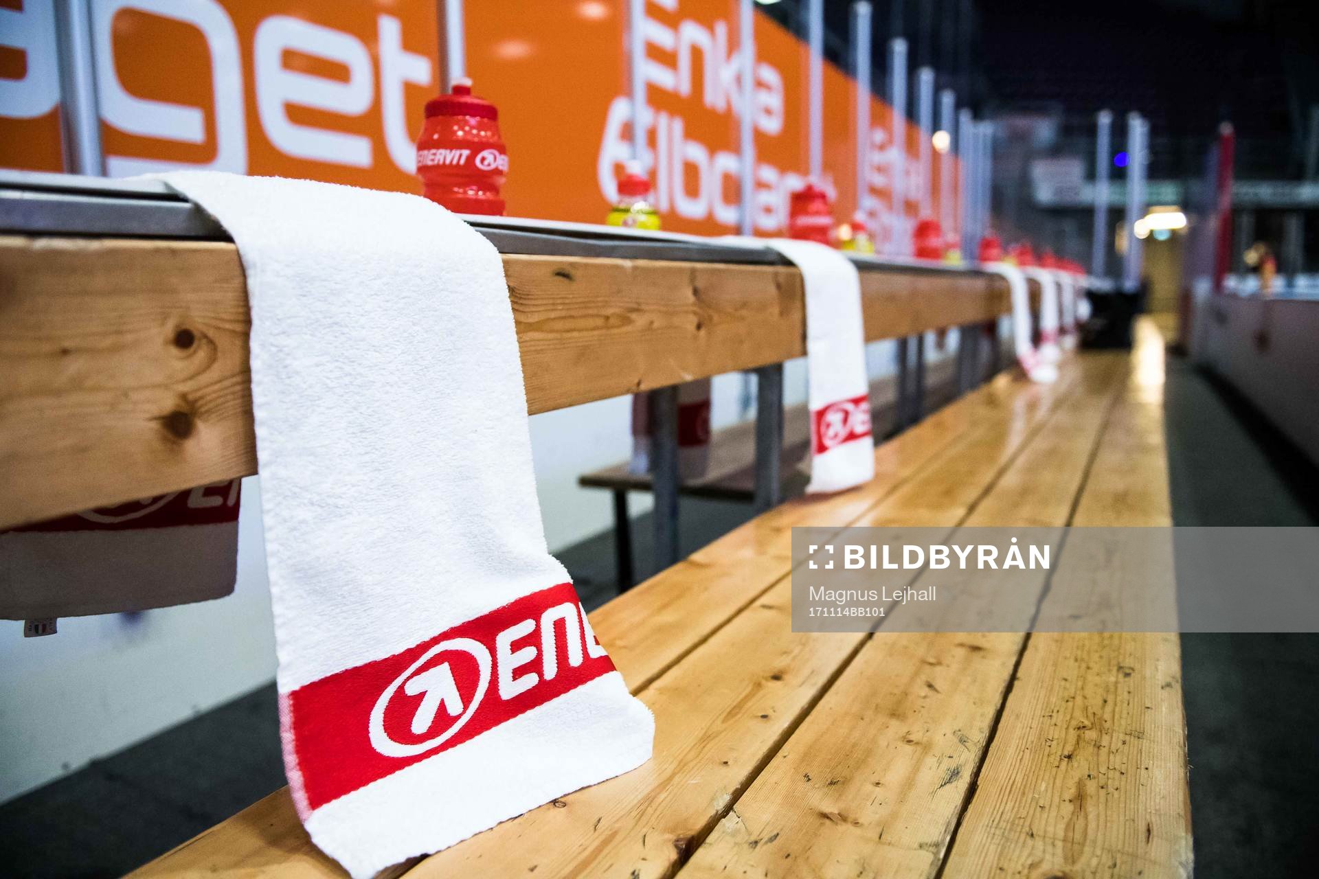 handdukar i båset innan ishockeymatchen i SHL mellan