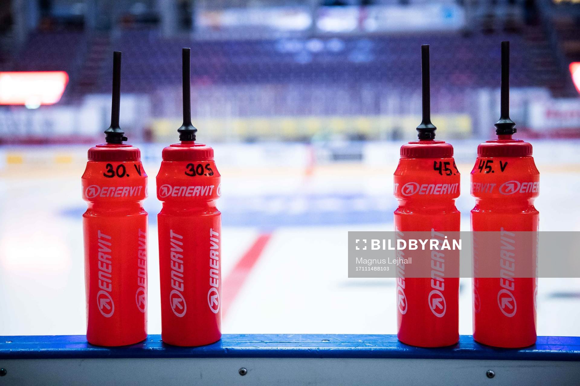 sportdryck på sargen innan ishockeymatchen i SHL mellan