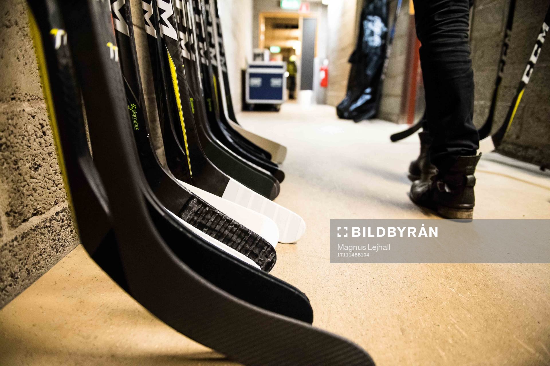 klubbor i korridorren innan ishockeymatchen i SHL mellan