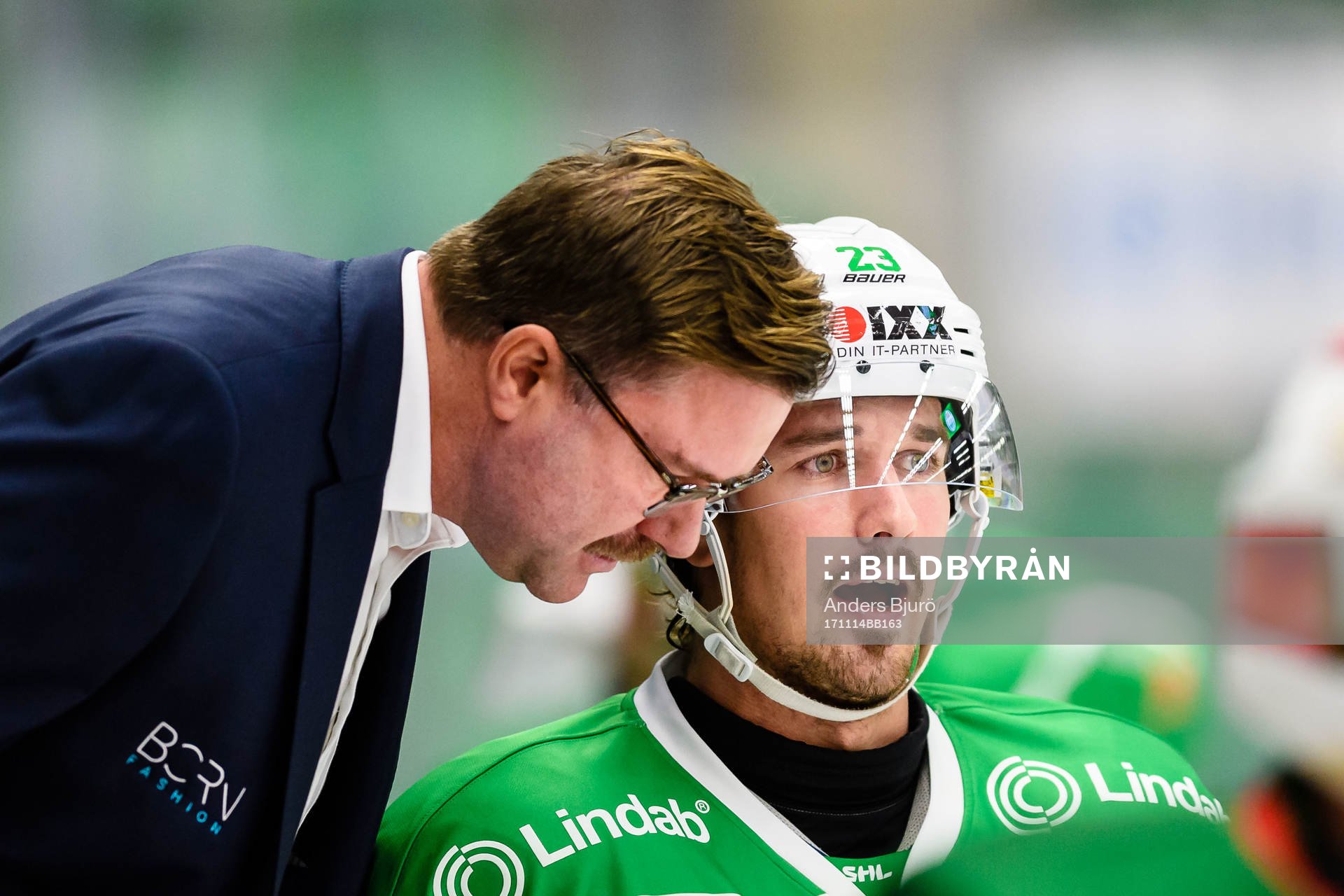 Rögles assisterande tränare Patrik Ross pratar med Daniel
