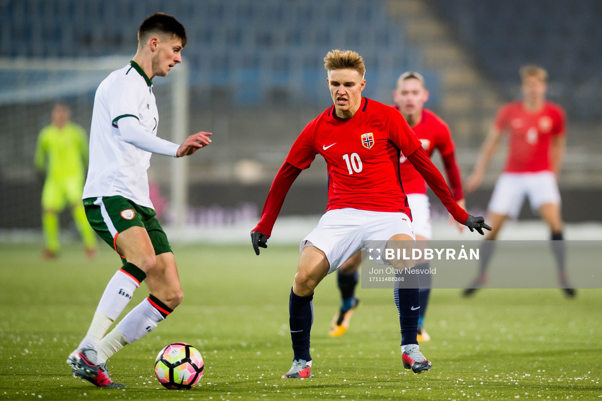 Danny Kane of Irland and Martin Ødegaard of Norway