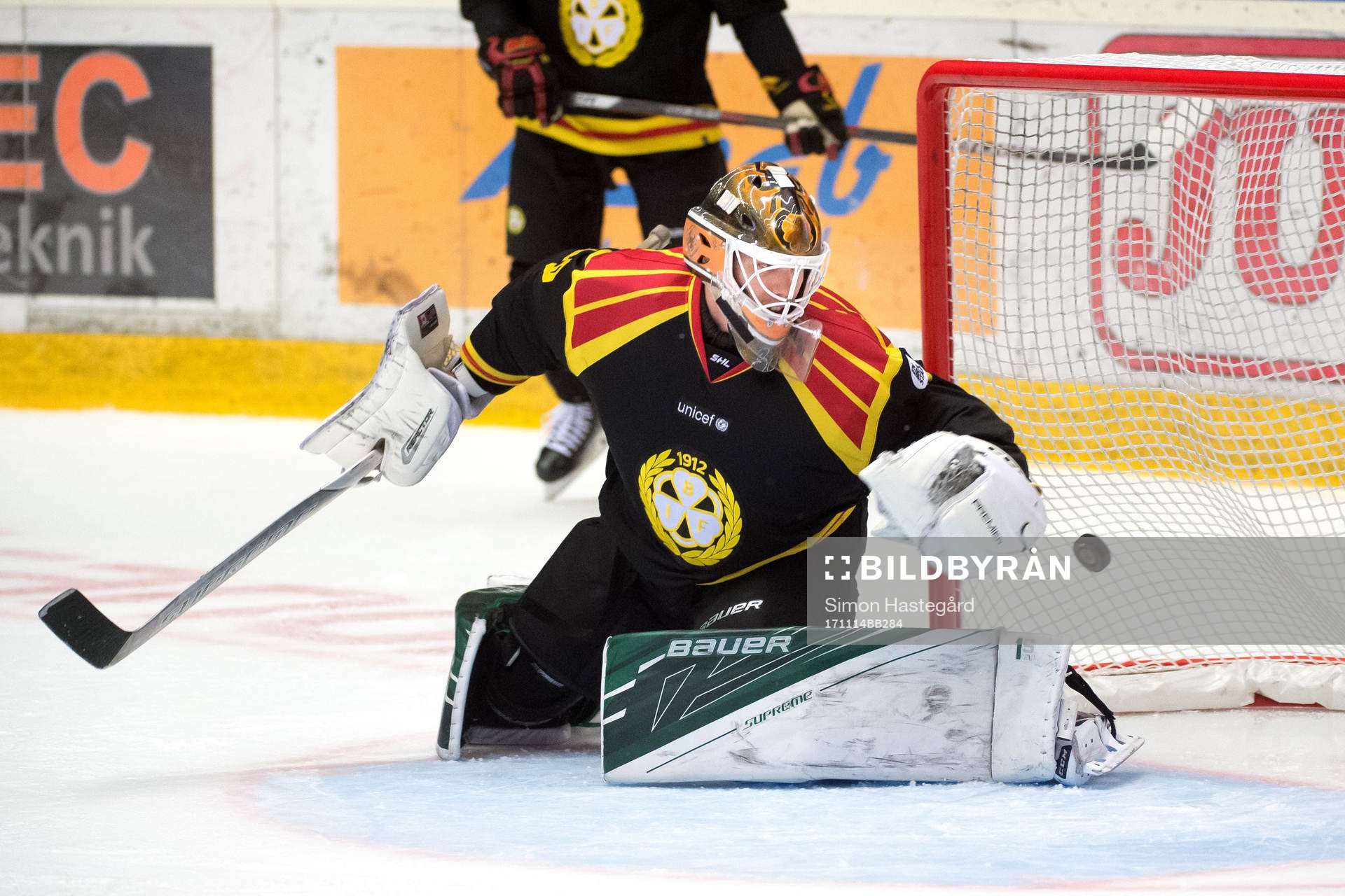 Brynäs målvakt Linus Fernström ser pucken gå till 0-1