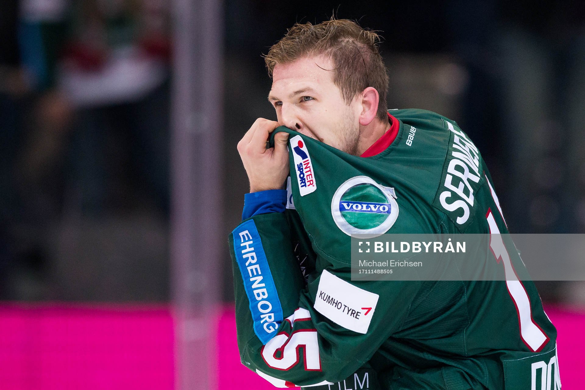 Frölundas Matt Donovan torkar av sin blodiga näsa