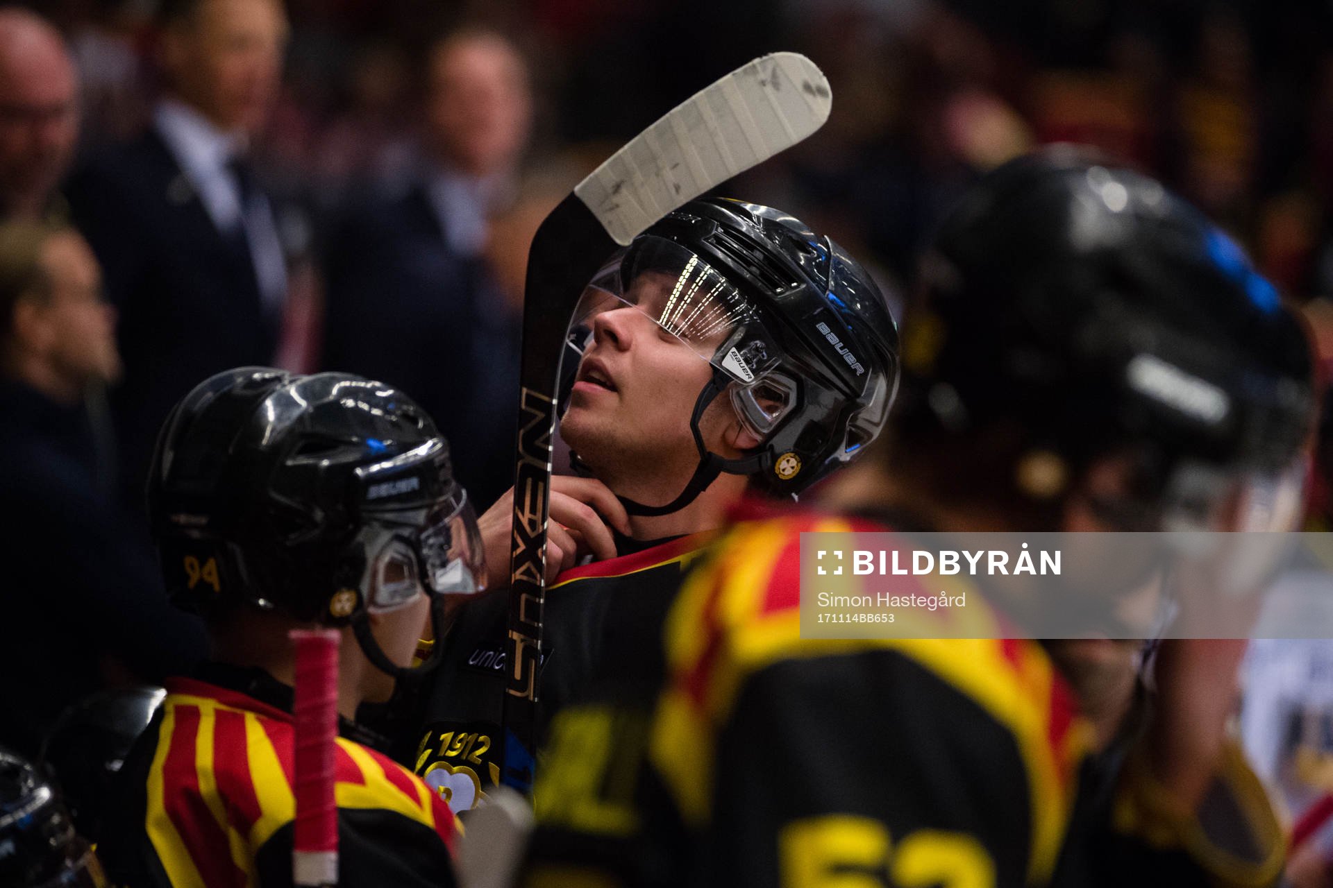Brynäs Marcus Ersson har problem med utrustningen