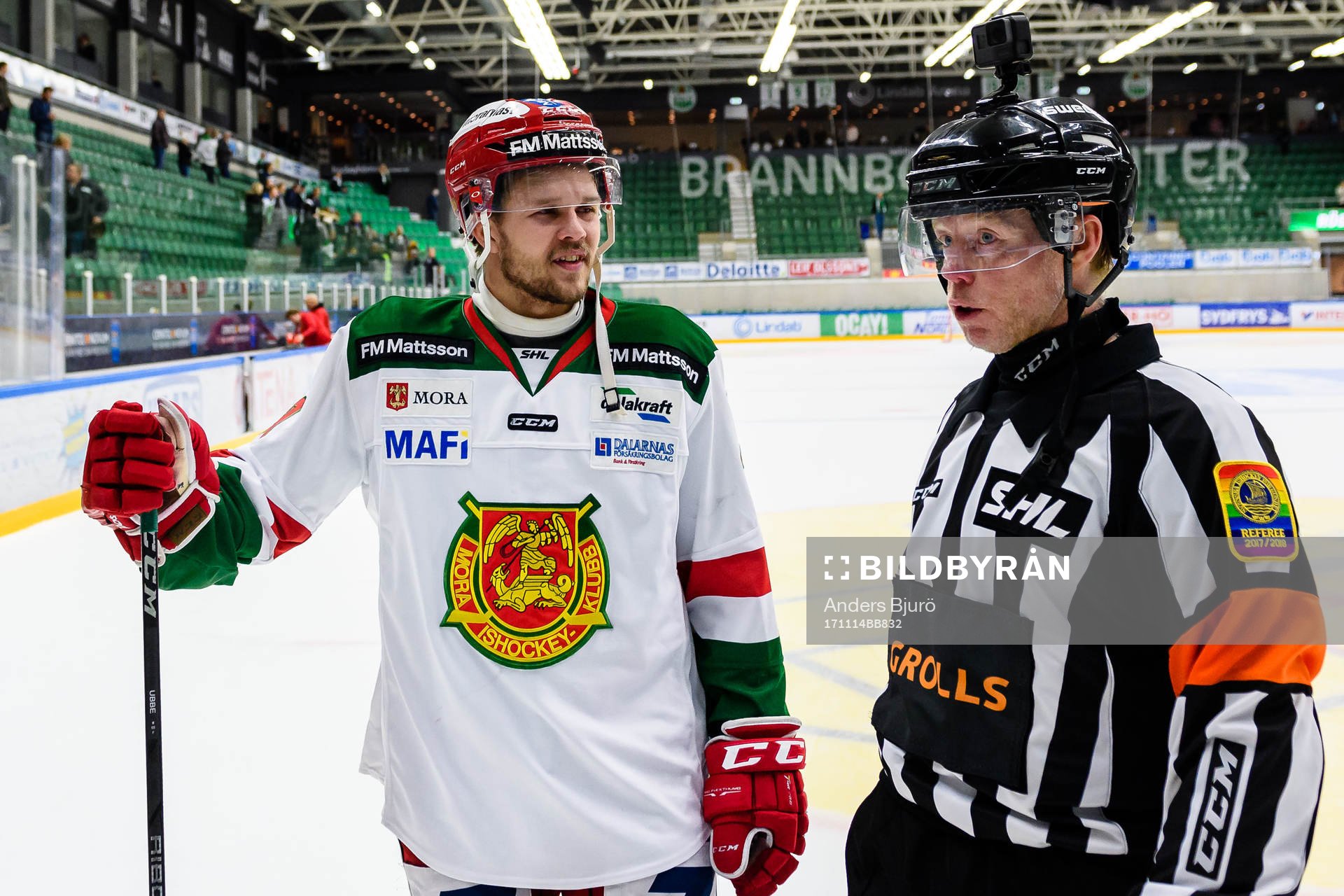 Moras Jacob Nilsson och domare Pehr Claesson lämnar isen