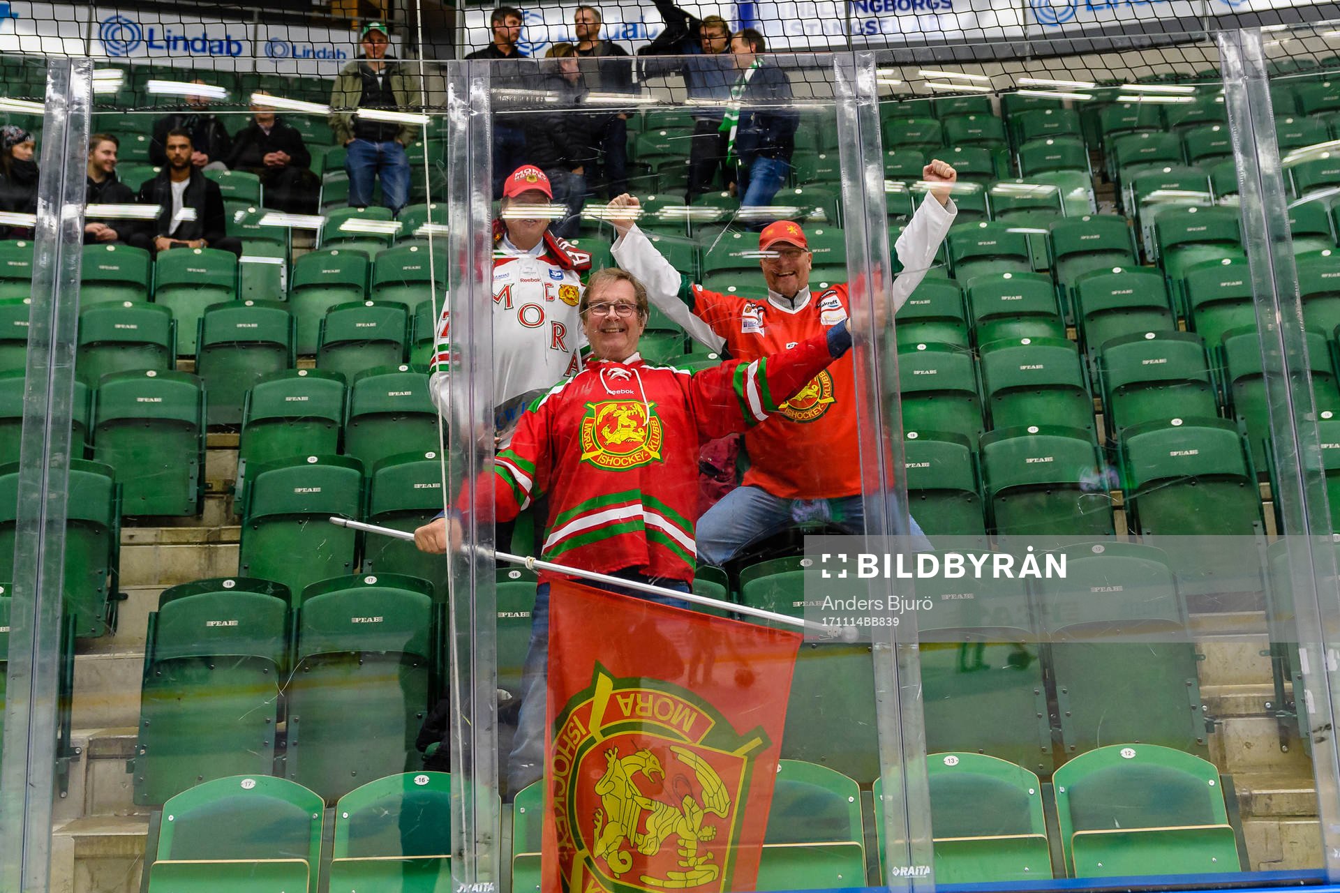 Moras supporters jublar