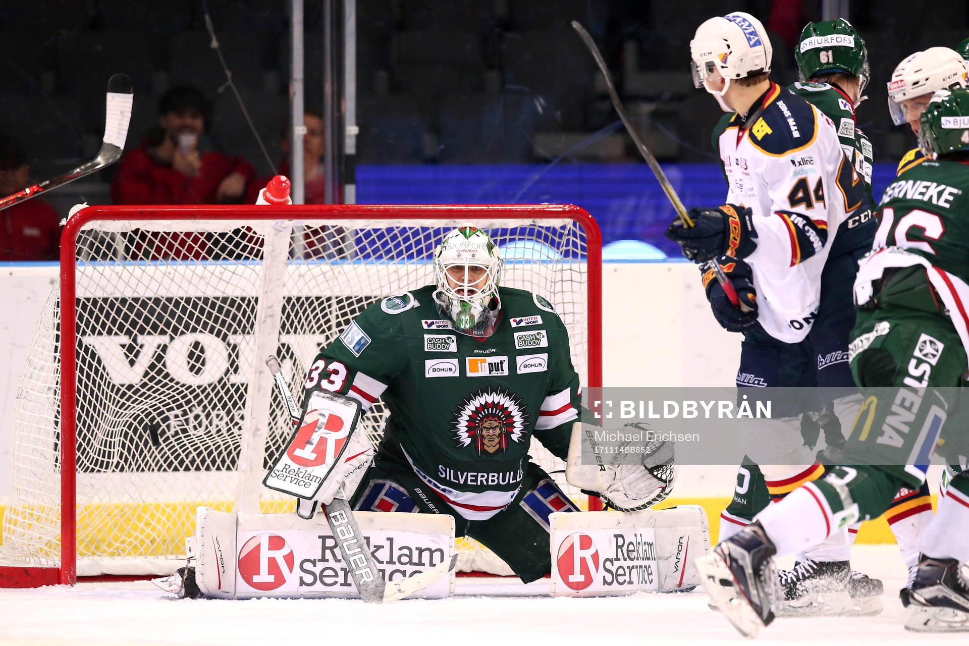 Pucken går till 3-3 bakom Frölundas målvakt Johan