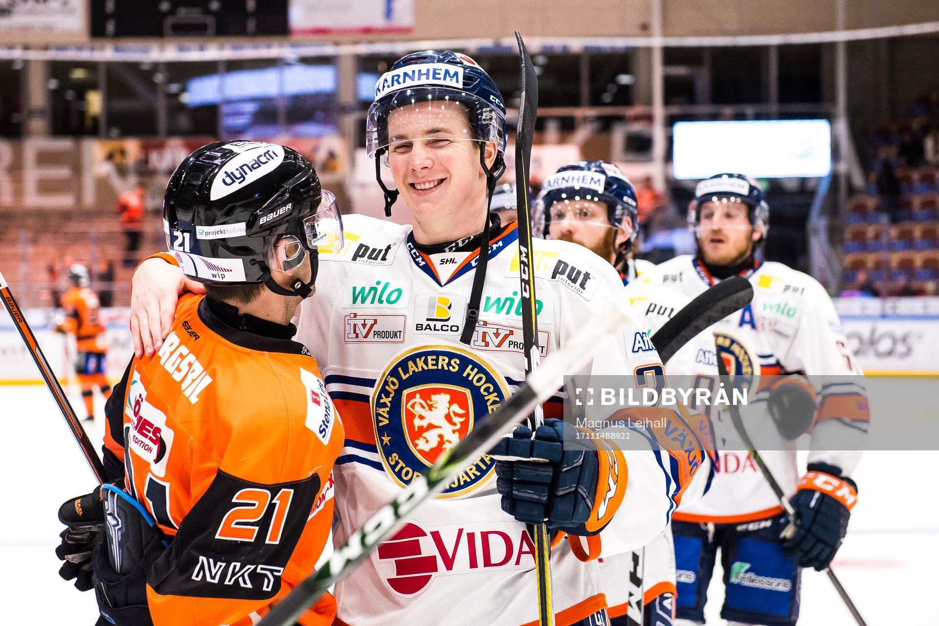 Växjös Nils Carnbäck jublar med Karlskronas Cory Murphy