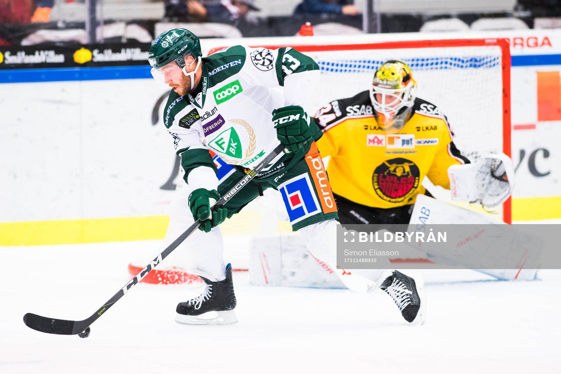 Färjestads Linus Persson och Luleås målvakt Joel