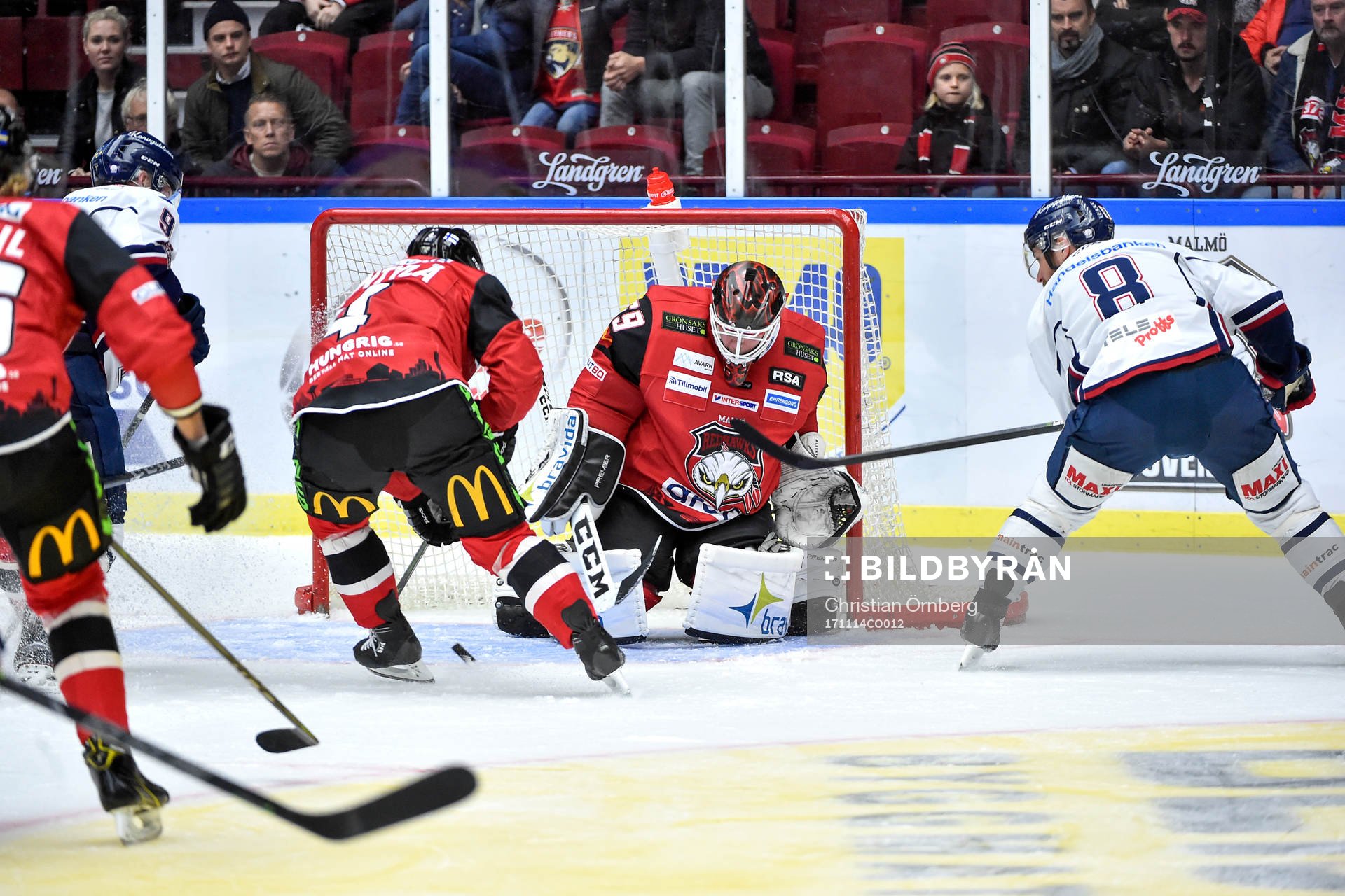 Linköpings Derek Roy passar fram pucken till Tony