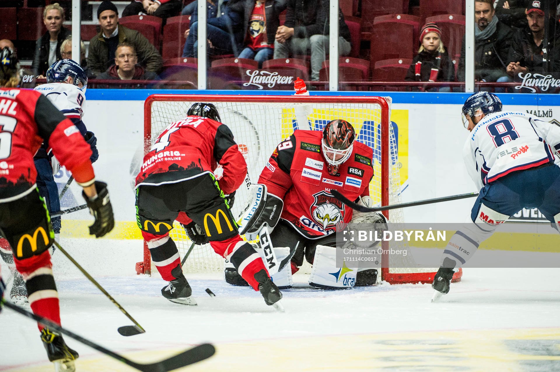 Linköpings Derek Roy passar Tony Mårtensson som gör 1-2