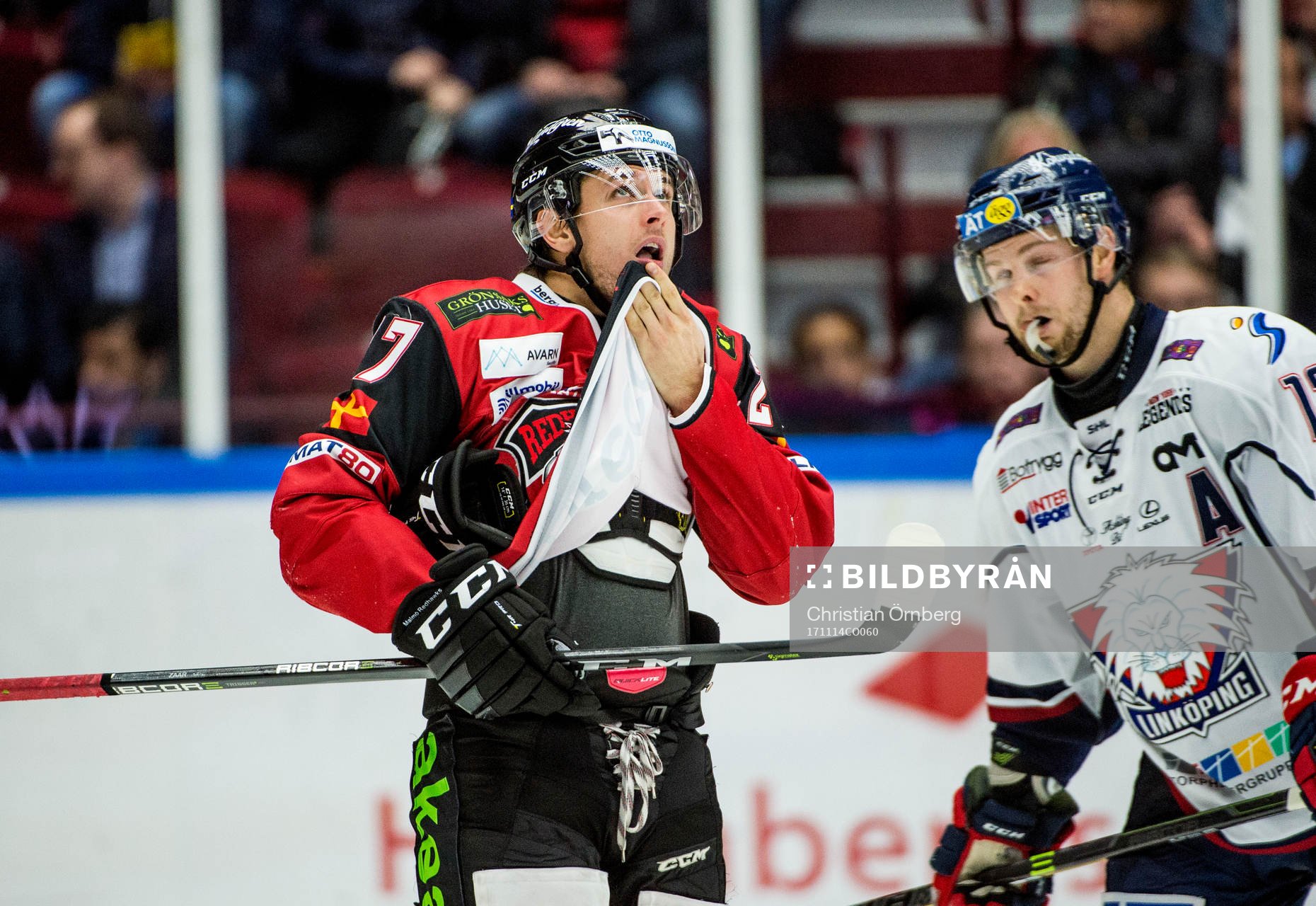 Malmö Redhawks Daniel Zaar tar sig för munnen