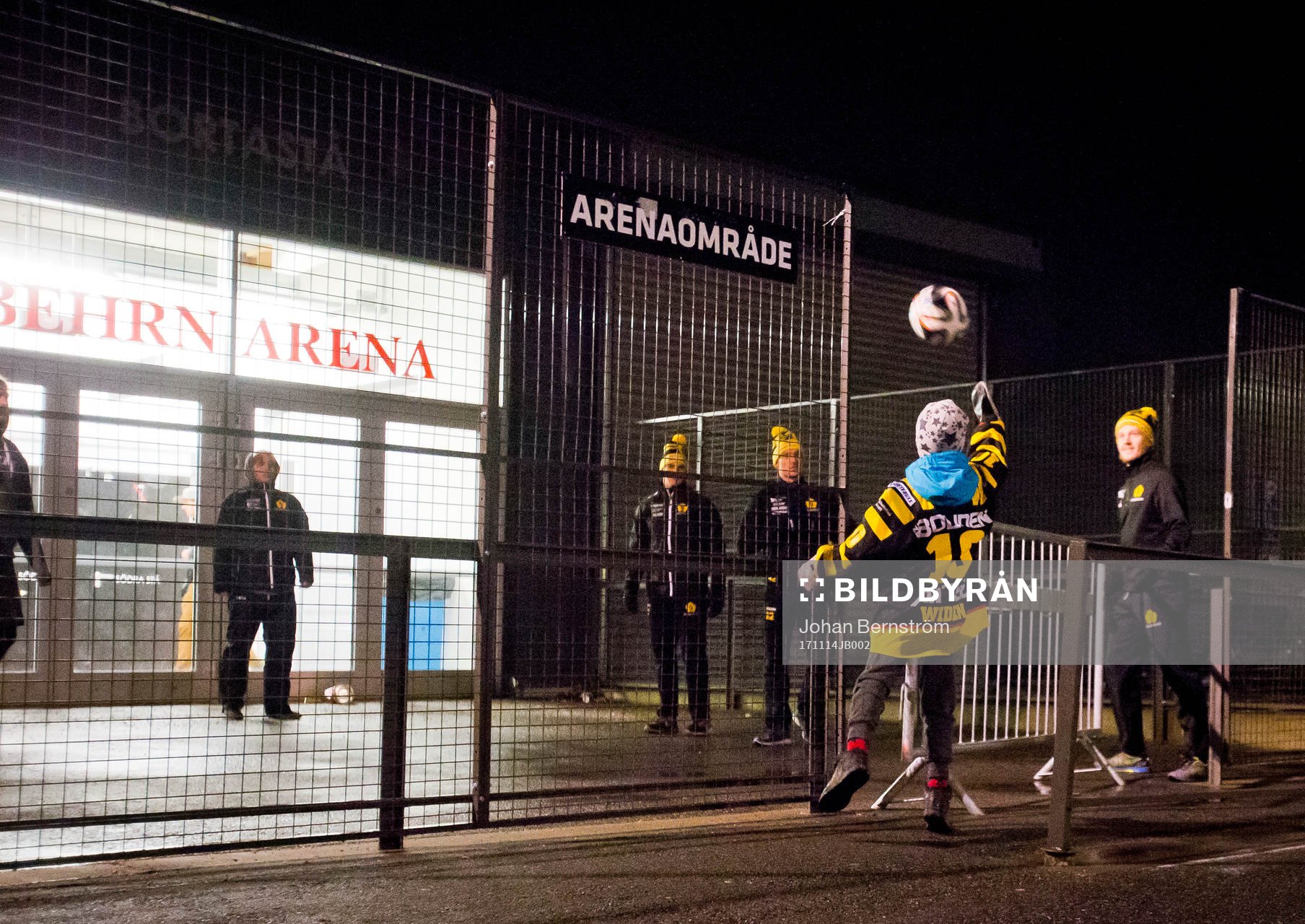 En ung Skellefteå supporter hämtar bollen åt
