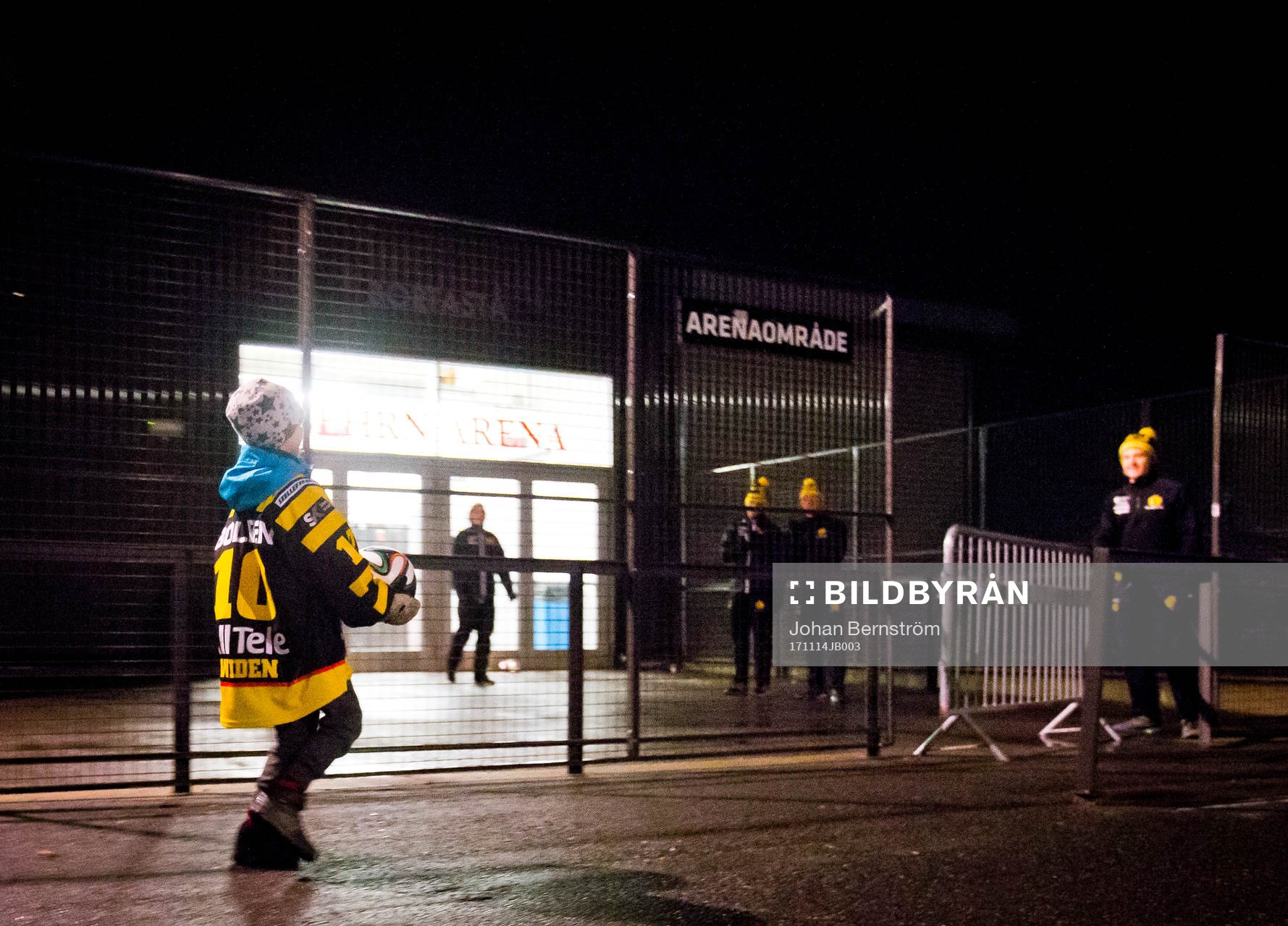 En ung Skellefteå supporter hämtar bollen åt