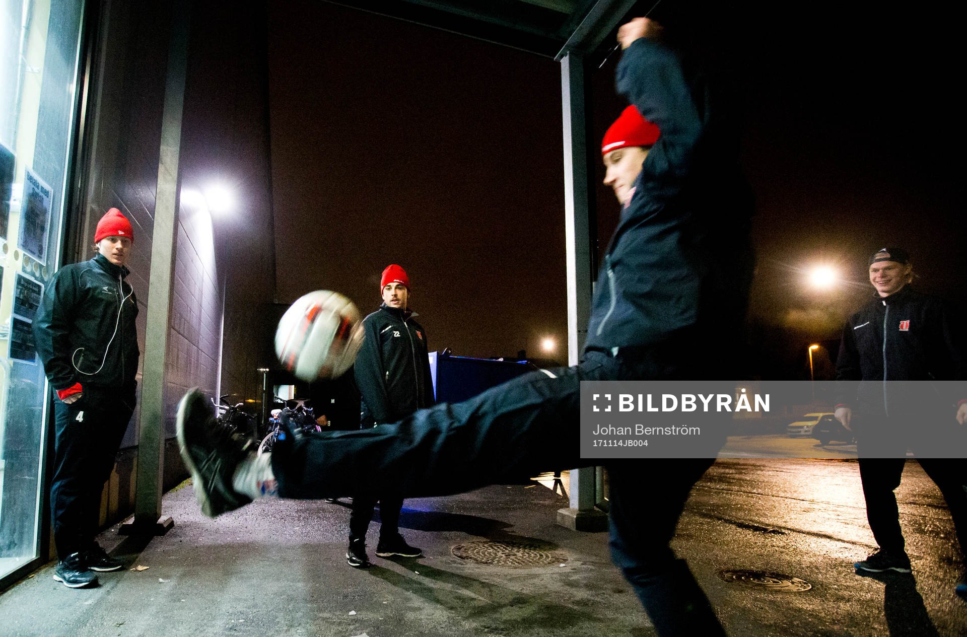 Örebros Arvid Aronsson och Jonathan Andersson värmer upp