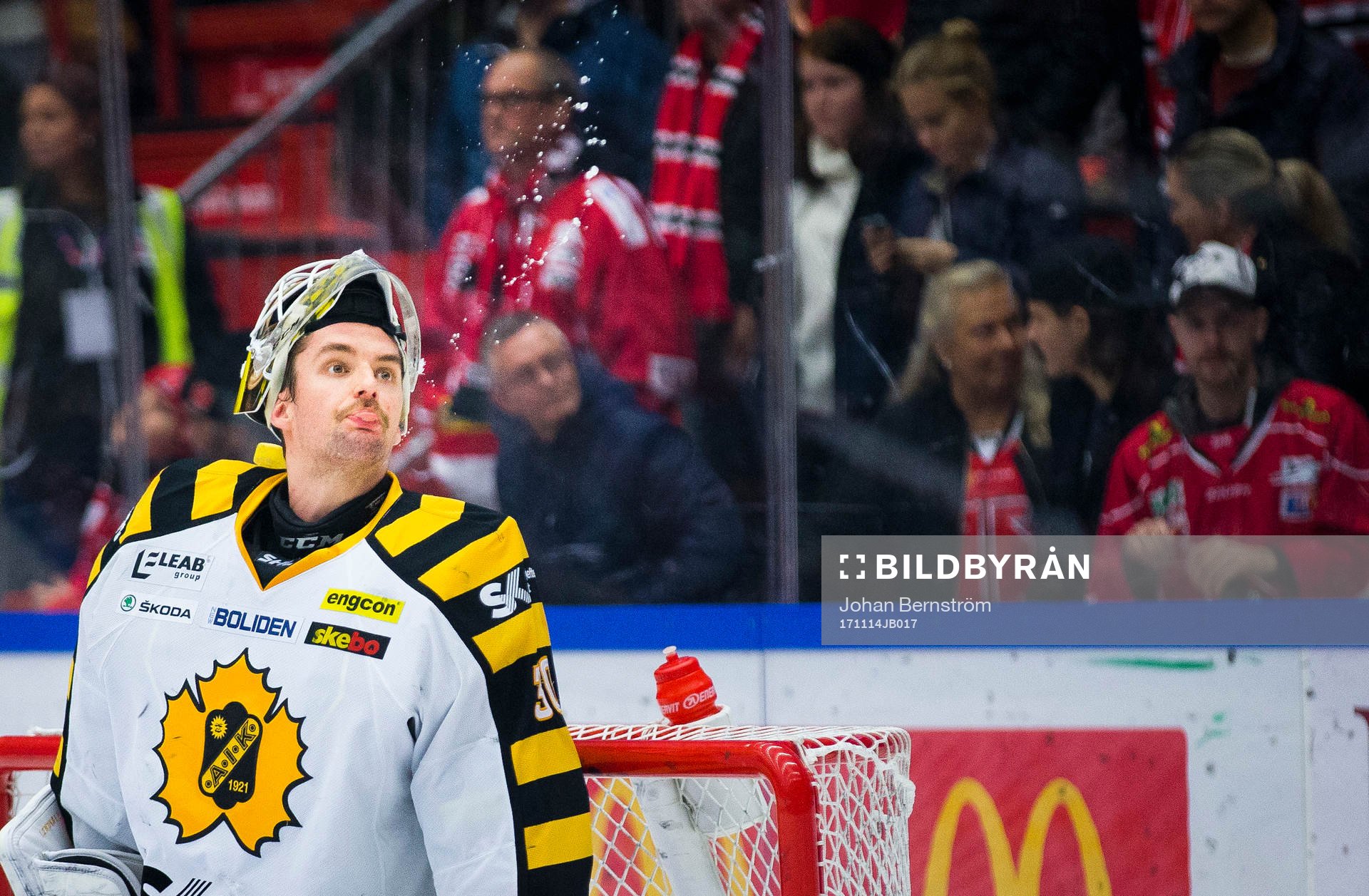 Skellefteås målvakt Gustaf Lindvall deppar och spottar