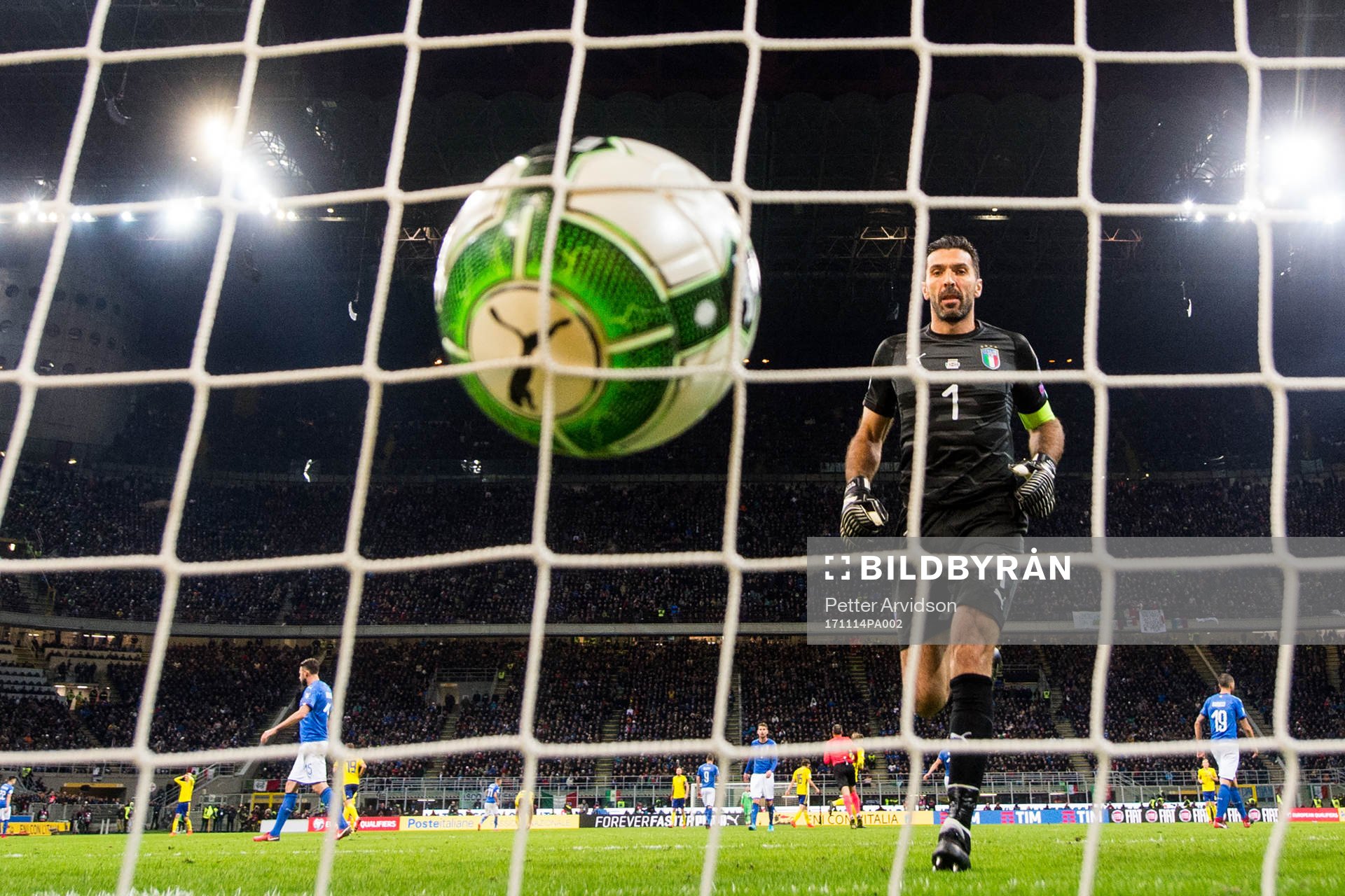 Italiens målvakt Gianluigi Buffon hämtar bollen ur mål