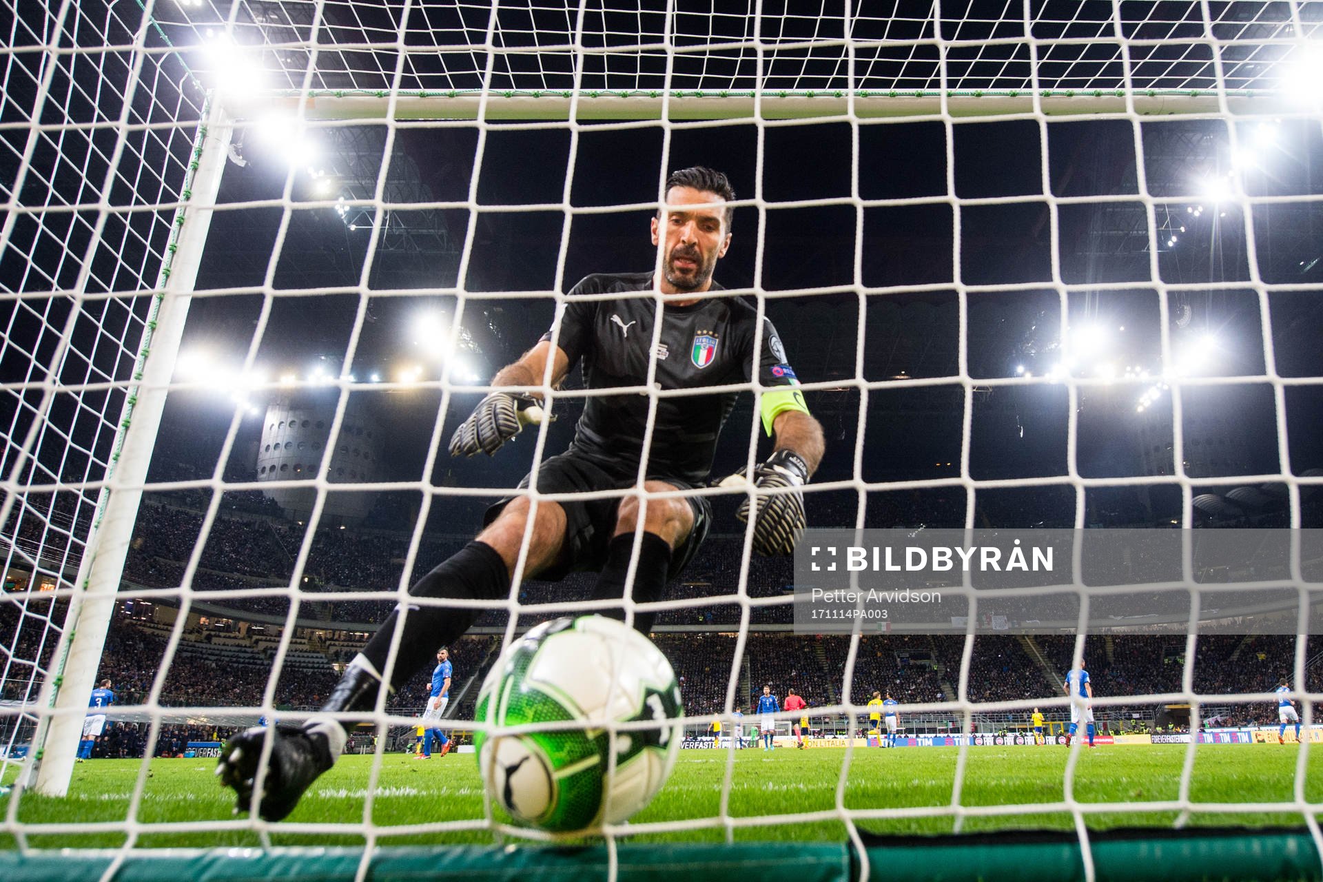 Italiens målvakt Gianluigi Buffon hämtar bollen ur mål